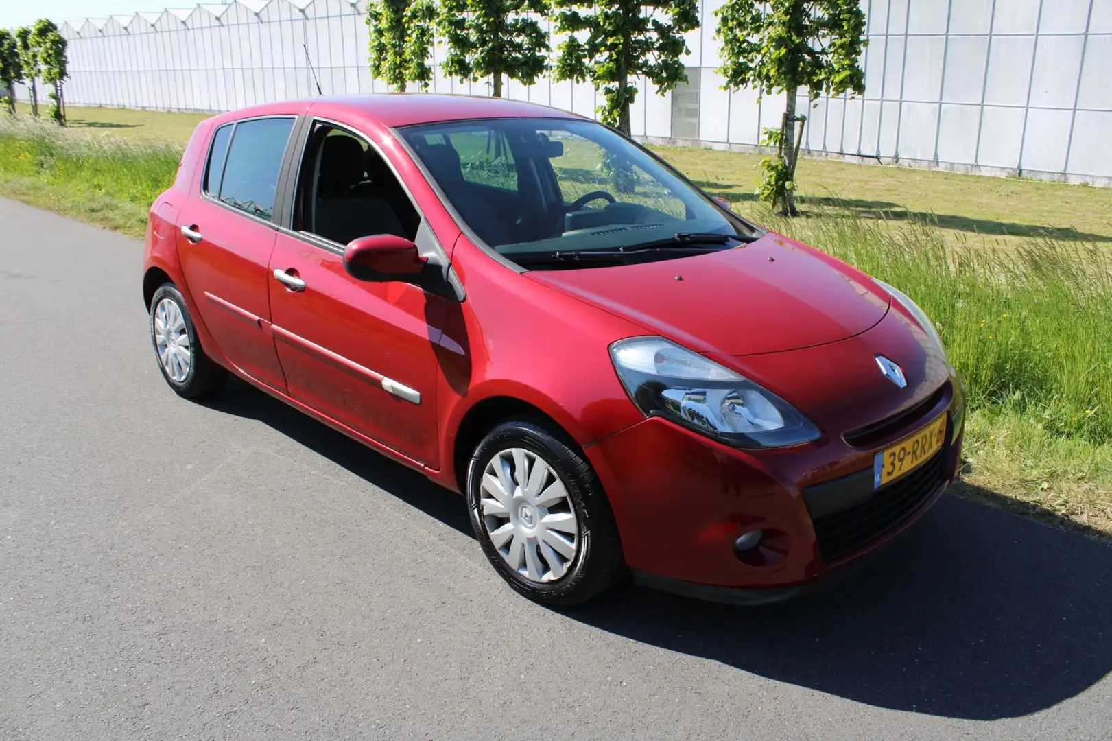 Renault Clio 1.5 dCi Authentique 5 Drs met navigatie en Airco Rojo - 2