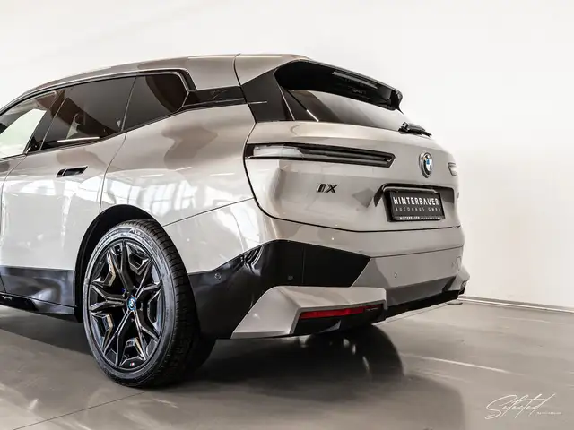 BMW iX xDrive M60*AHK*LUFTFED*PANO*B&W*LASER*KOMFORTZ* Ansicht 8