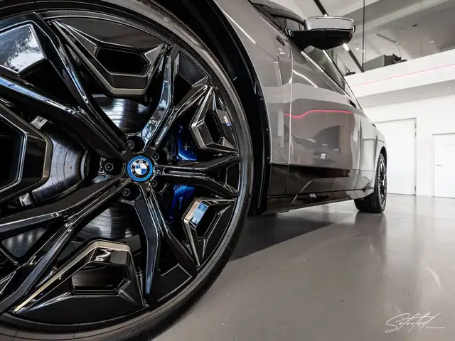 BMW iX xDrive M60*AHK*LUFTFED*PANO*B&W*LASER*KOMFORTZ* Ansicht 3
