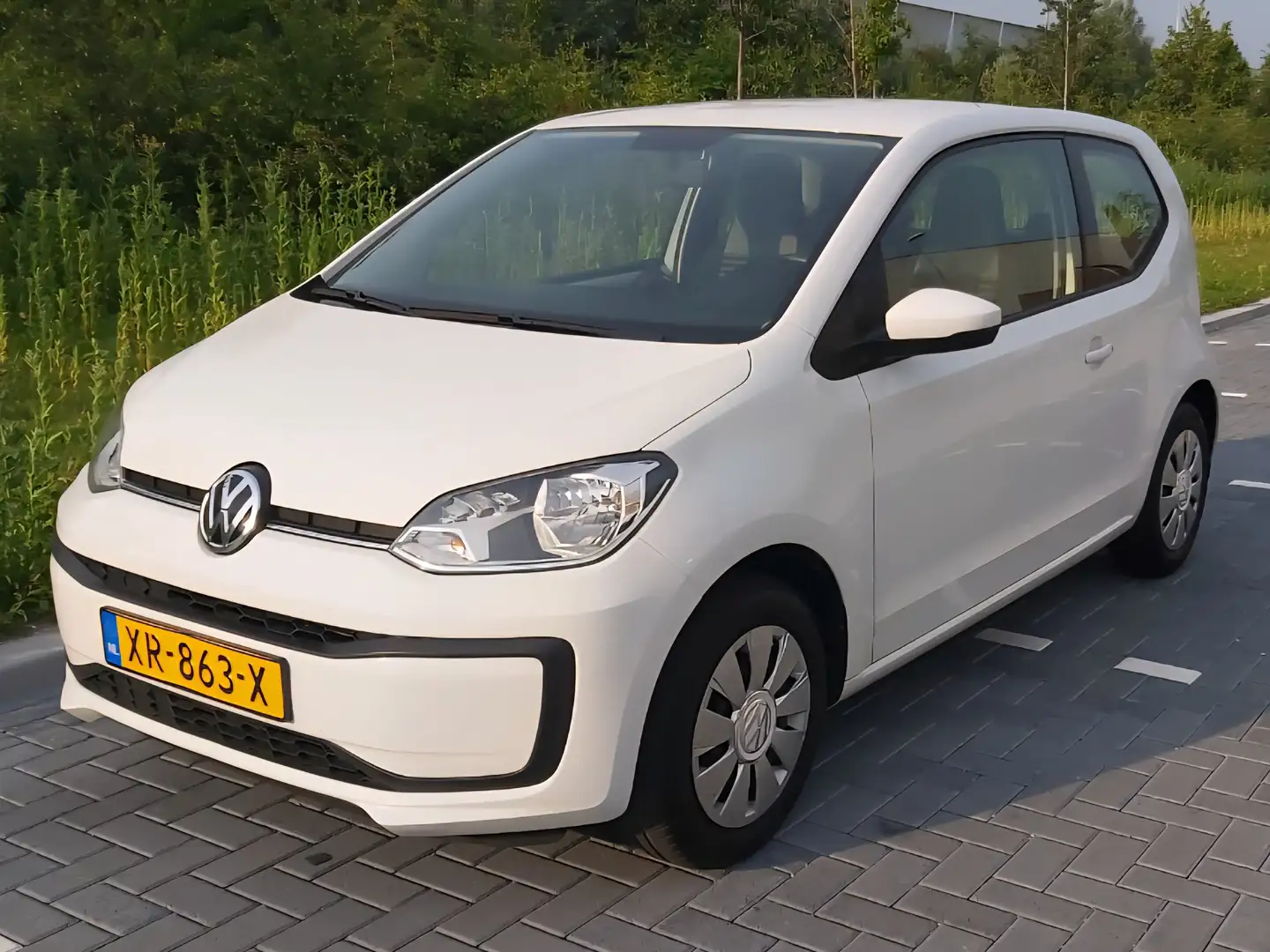 Volkswagen up! up! 1.0 BMT beats White - 1