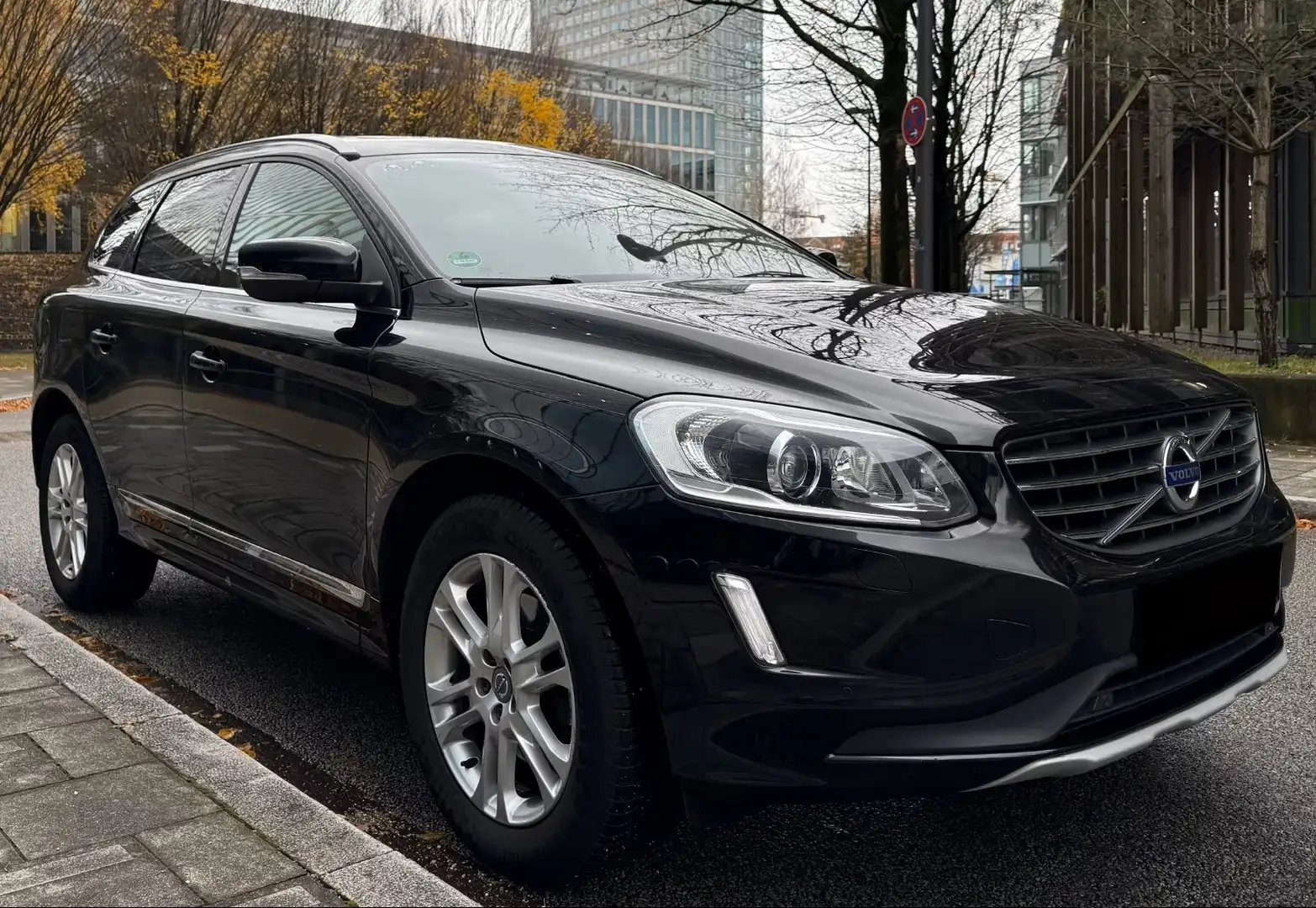 Volvo XC60 Summum AWD Geartronic Noir - 1