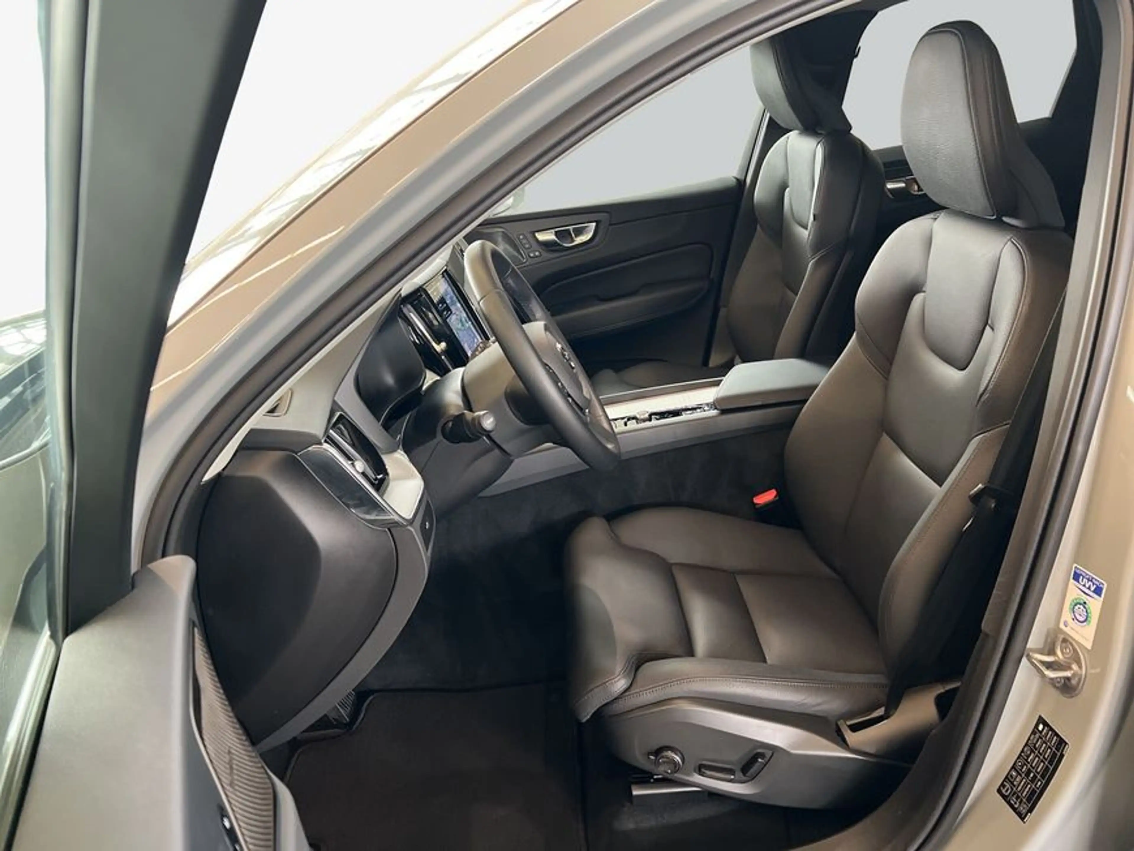 Volvo XC60 XC60 B5 AWD Leder Pilot BLIS Voll-LED H&K 19'' Mem — photo 10