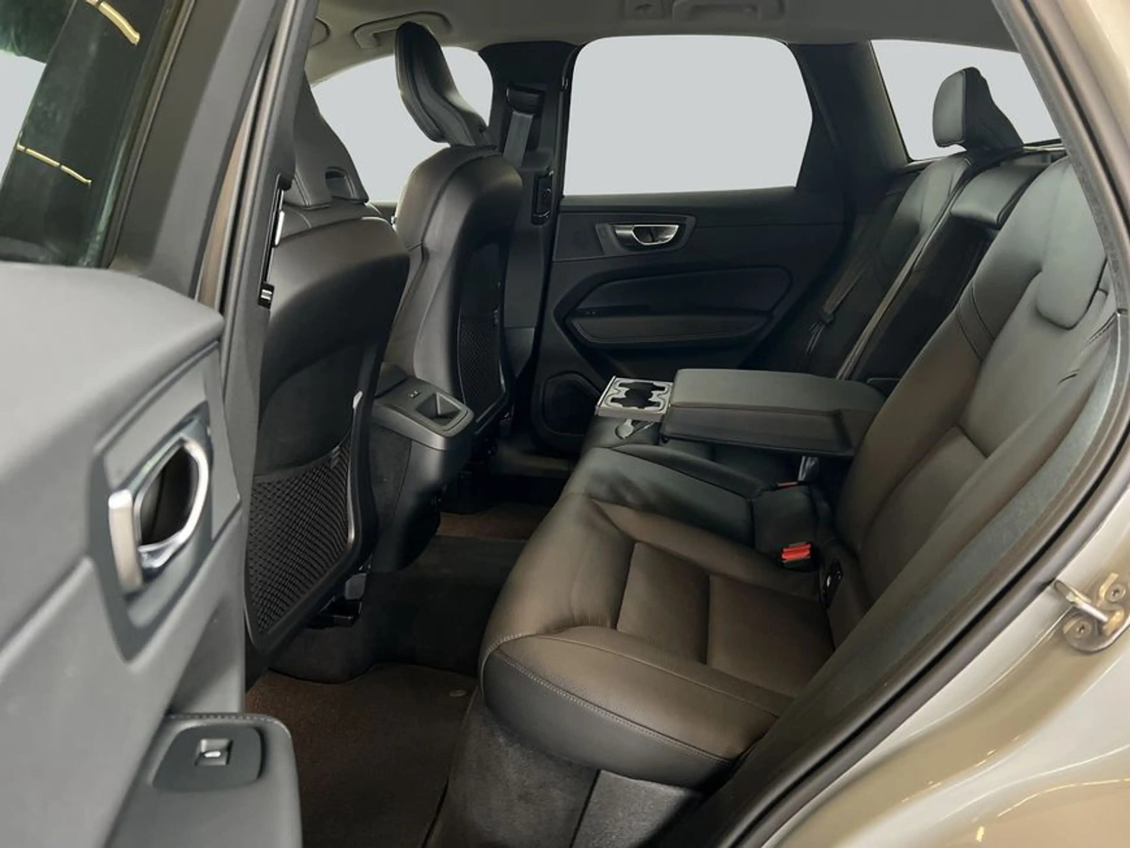 Volvo XC60 XC60 B5 AWD Leder Pilot BLIS Voll-LED H&K 19'' Mem — photo 11
