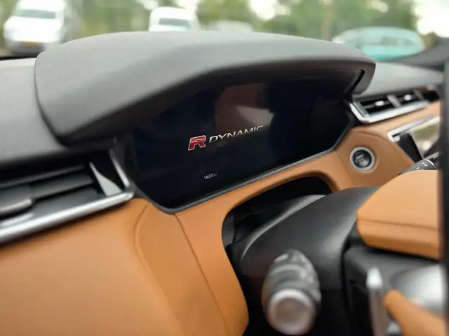 Land Rover Range Rover Velar view 3