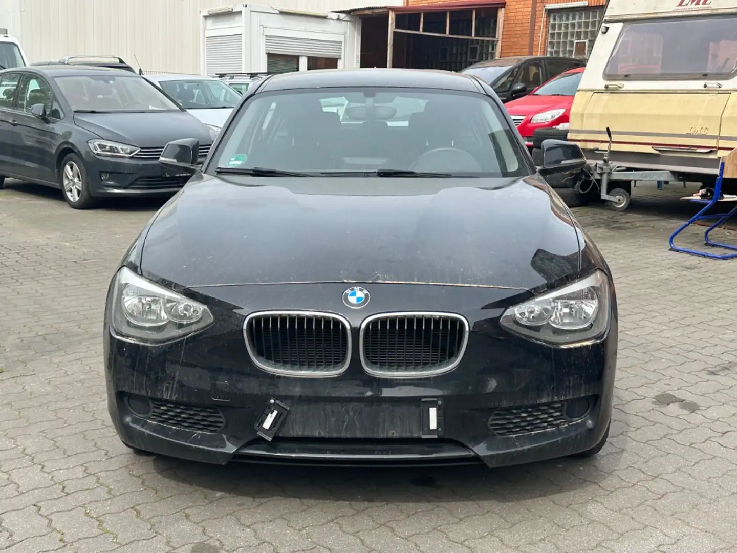 BMW 116 Baureihe 1 Lim. 5-trg. 116i crna - 1