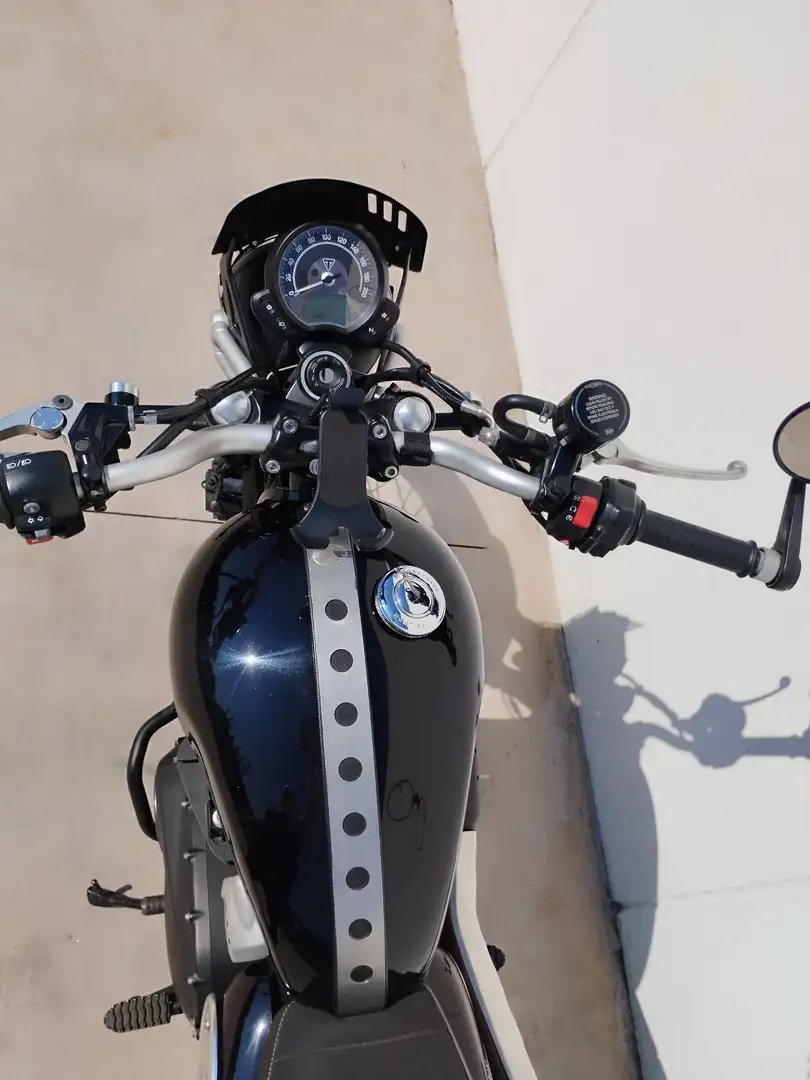 Triumph Street Scrambler Zwart - 1