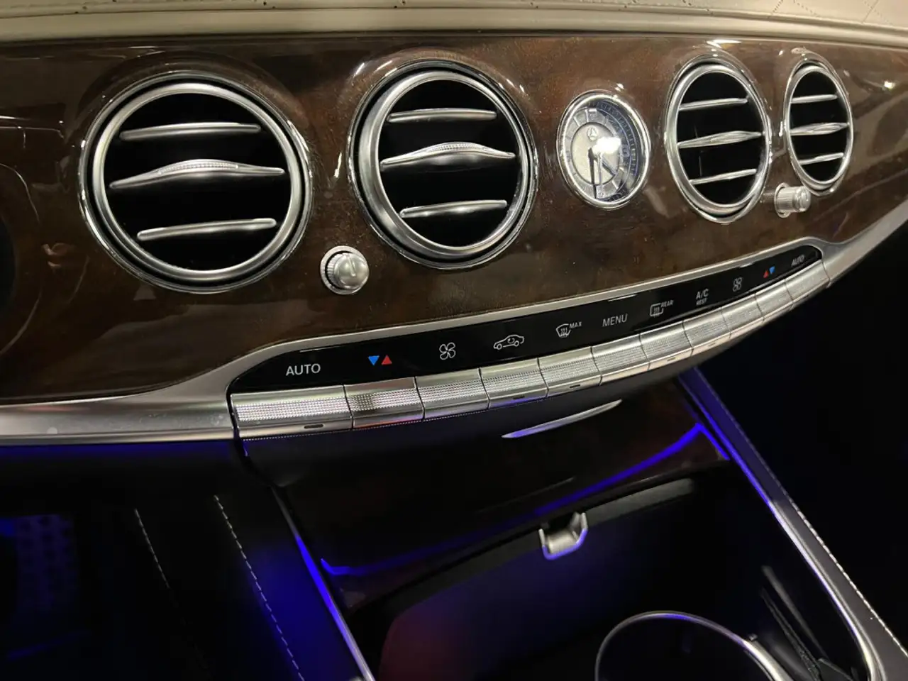 Mercedes-Benz S-Class снимка Mercedes-Benz S-Class