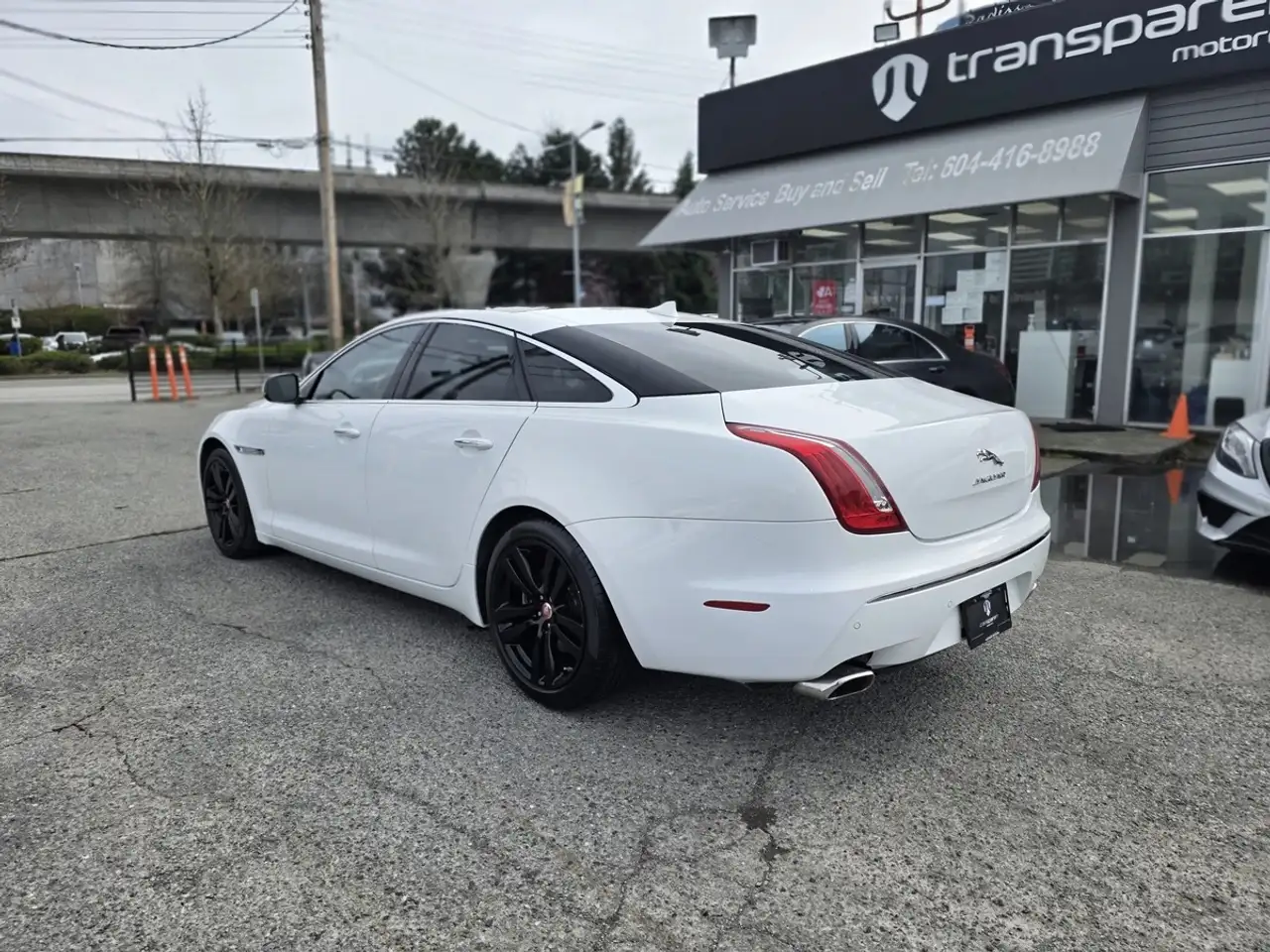 Jaguar XJ photo Jaguar XJ