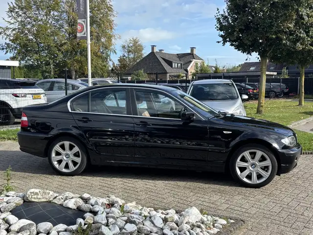 BMW 3 Series view 4