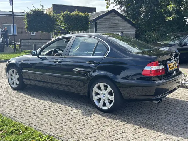 BMW 3 Series view 6