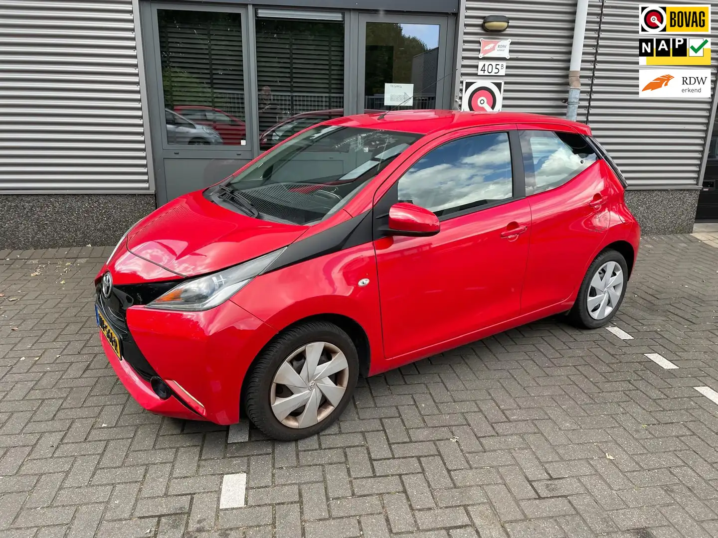 Toyota Aygo 1.0 VVT-i x-play Rouge - 1