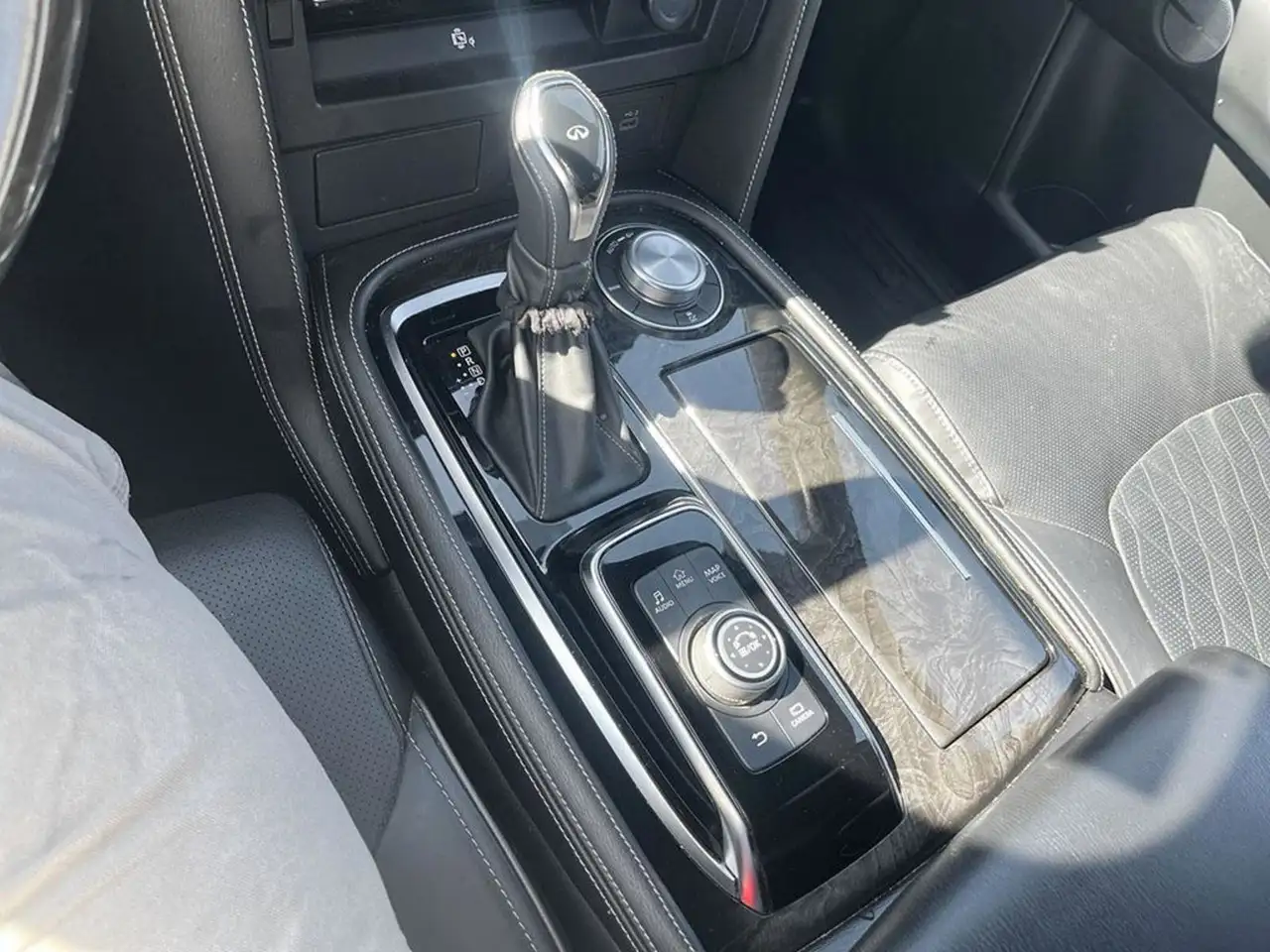 Infiniti QX80 снимка Infiniti QX80