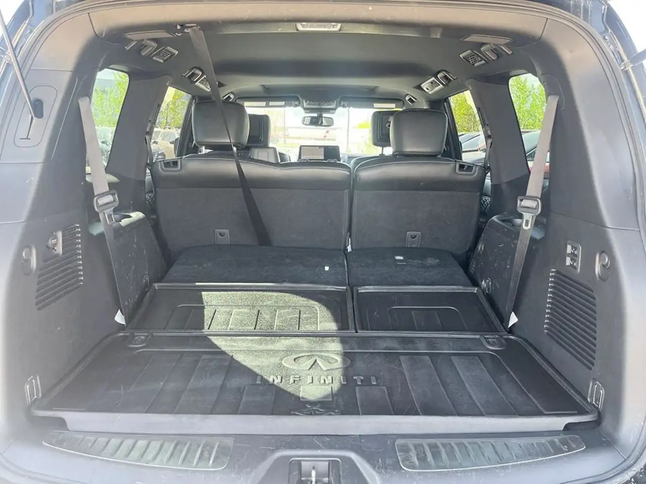 Infiniti QX80 снимка Infiniti QX80