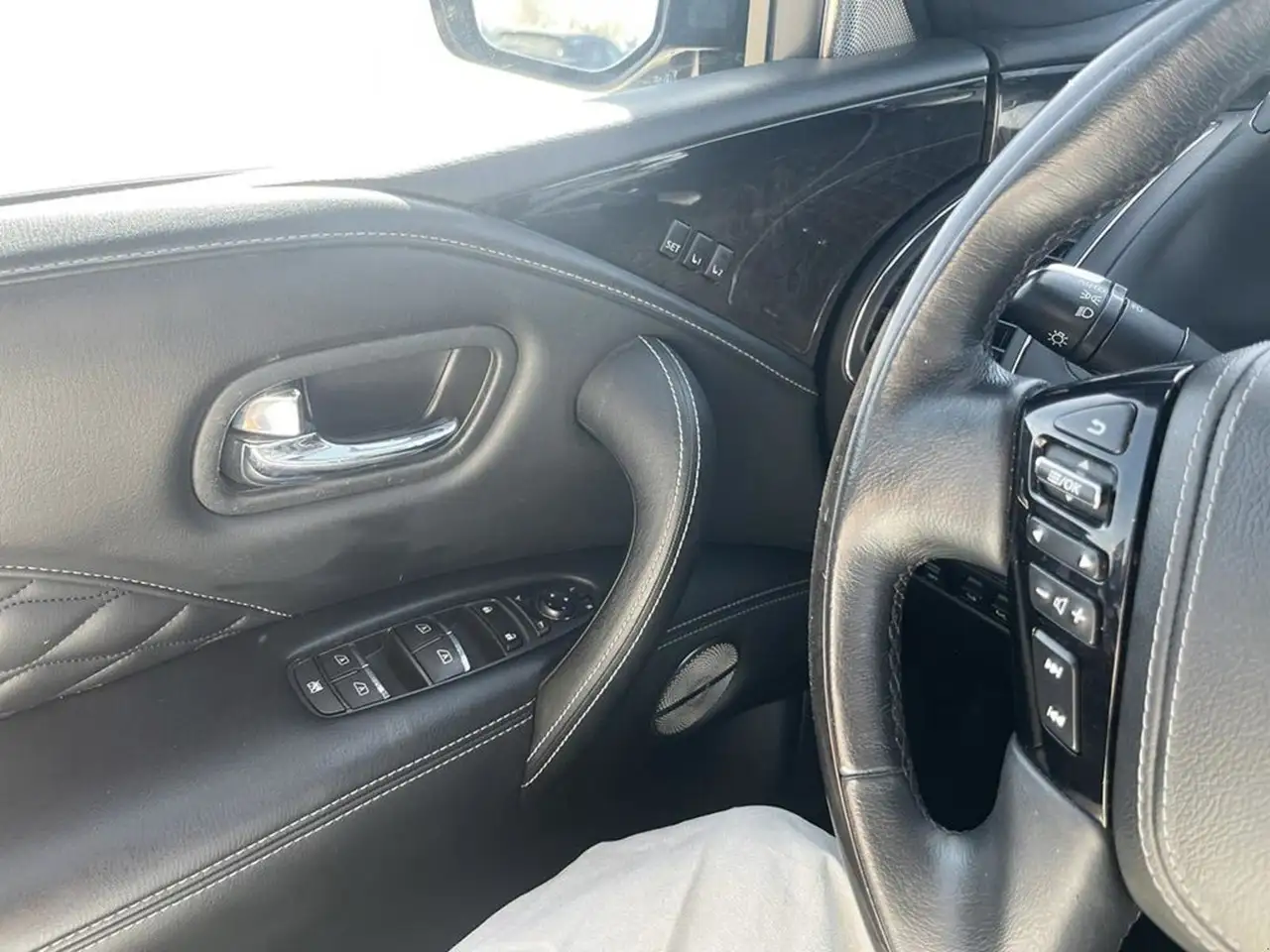 Infiniti QX80 снимка Infiniti QX80