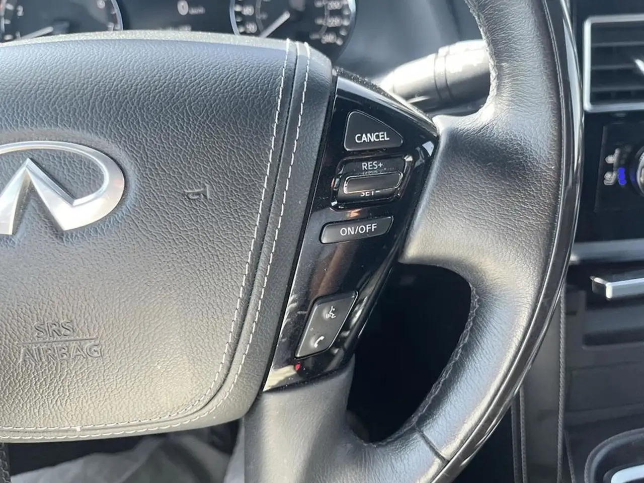 Infiniti QX80 снимка Infiniti QX80