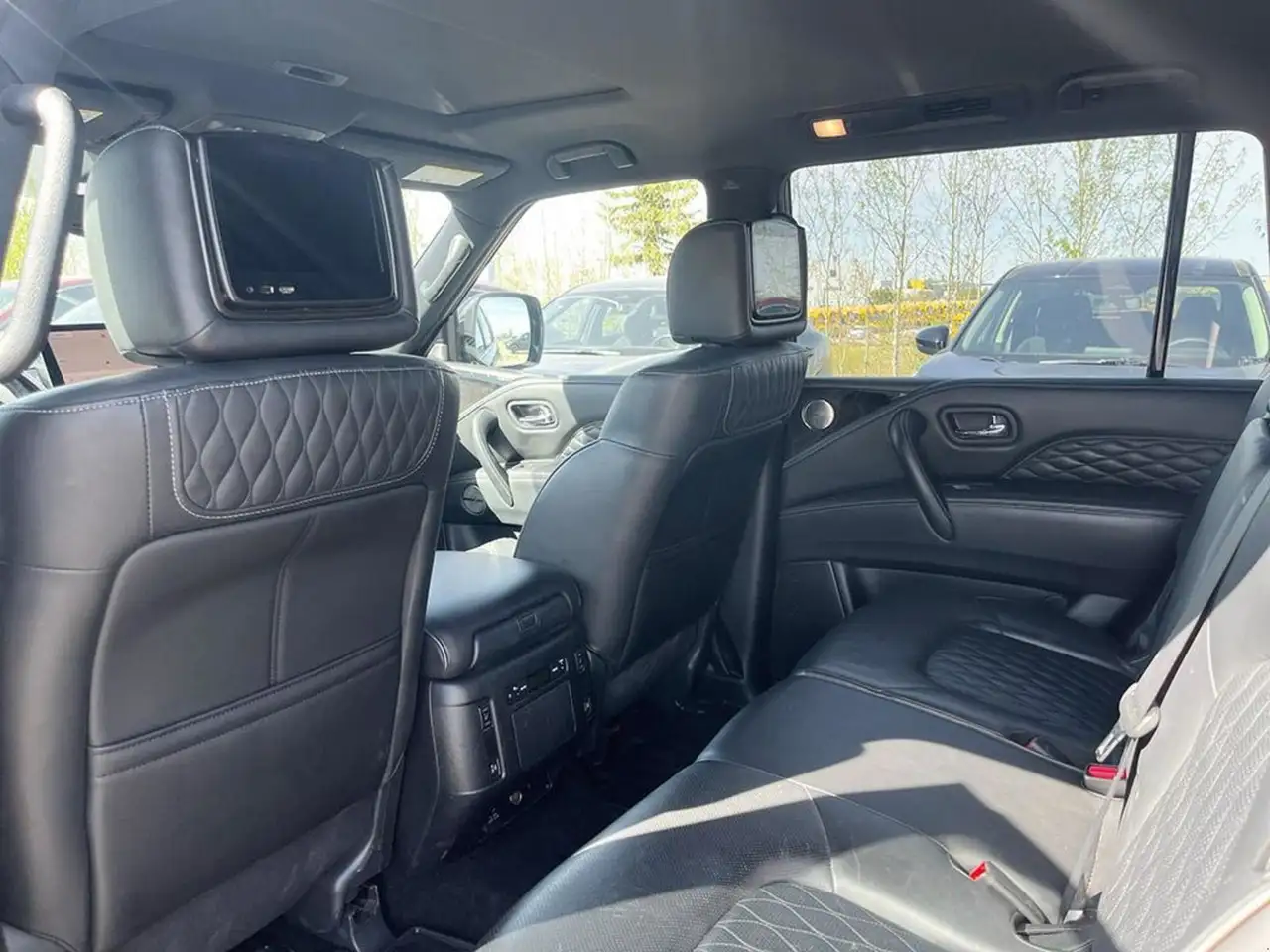 Infiniti QX80 снимка Infiniti QX80
