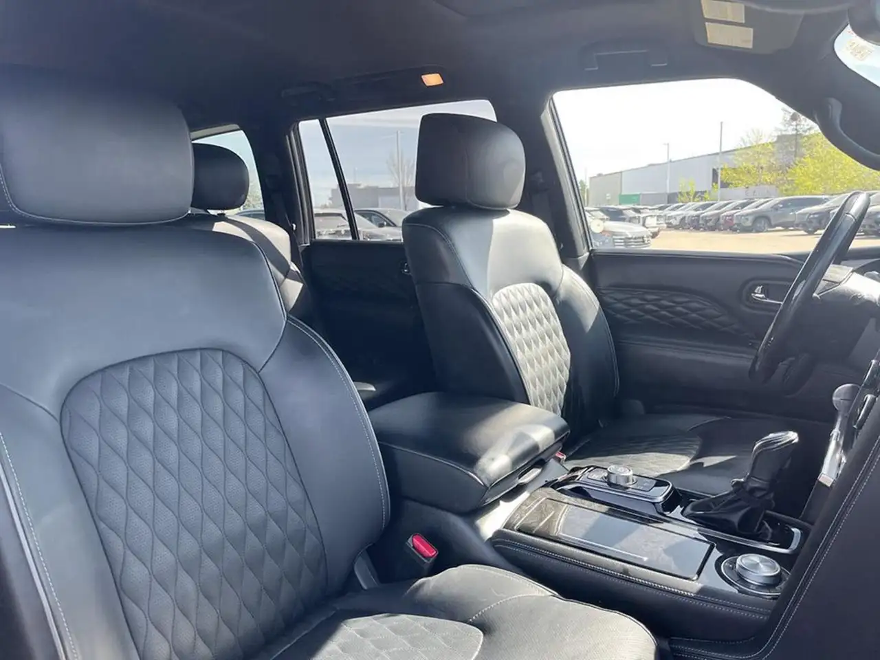 Infiniti QX80 снимка Infiniti QX80
