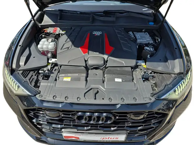 Audi Q8 view 12