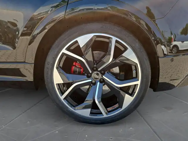 Audi Q8 view 15
