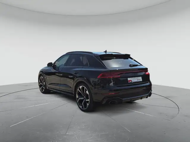 Audi Q8 view 3