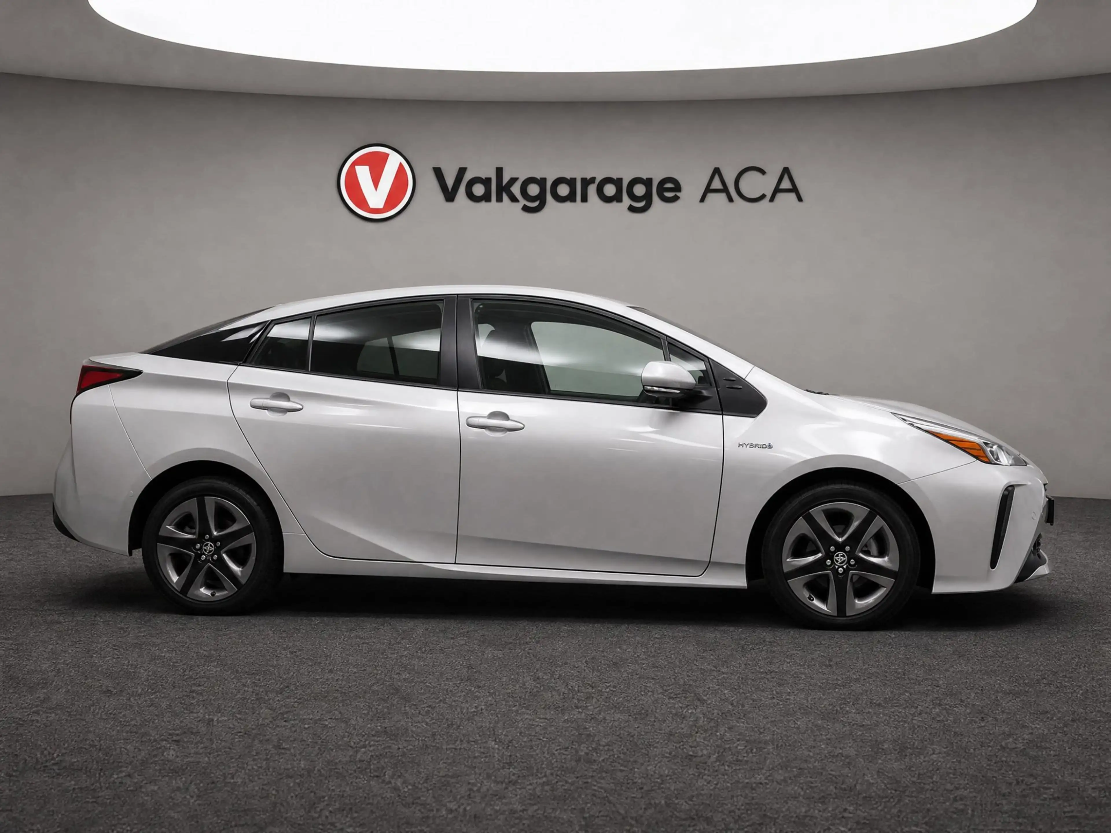Toyota Prius 1.8 Dynamic // NAVI // CAMERA // ADAPTIVE CRUISE / — photo 3