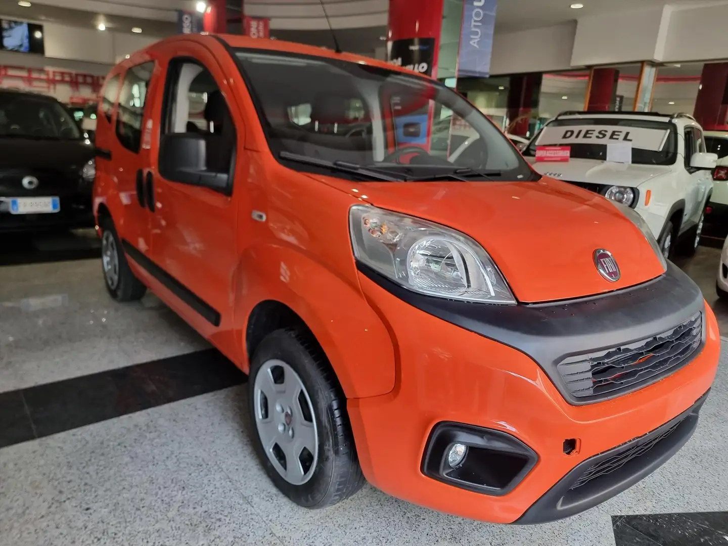 Fiat Qubo Qubo 2017 1.4 8 v  Lounge 77 NATURAL PAWER 5 POSTI Arancione - 2