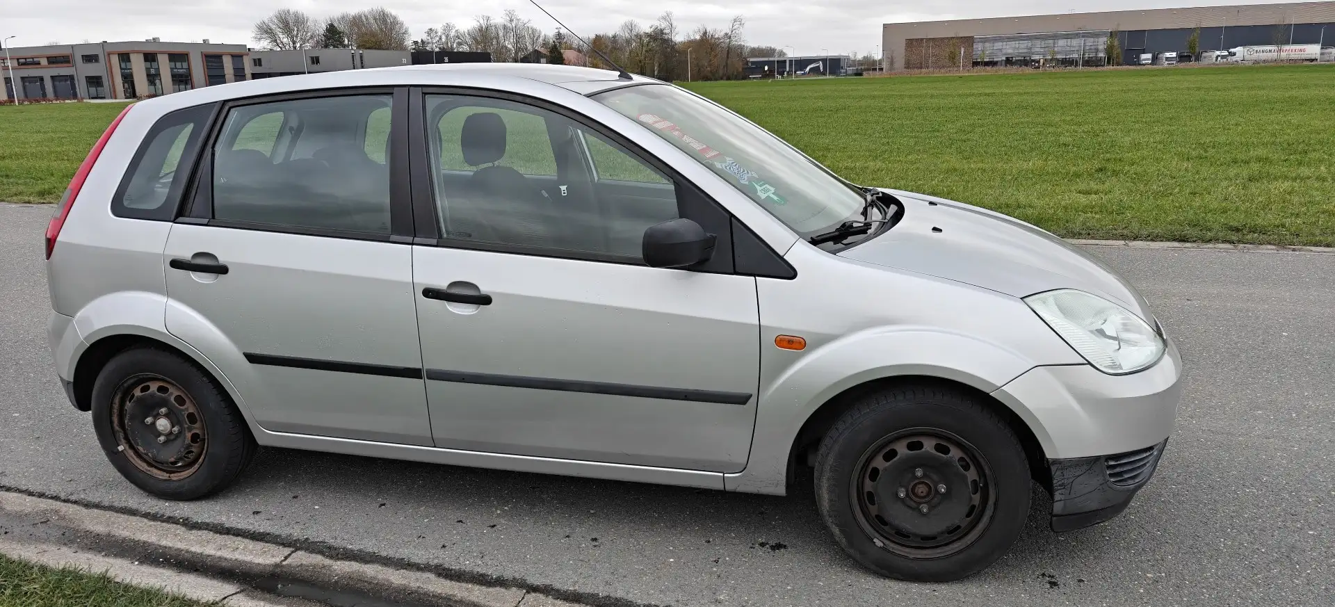 Ford Fiesta 1.4-16V Ambiente Grijs - 2