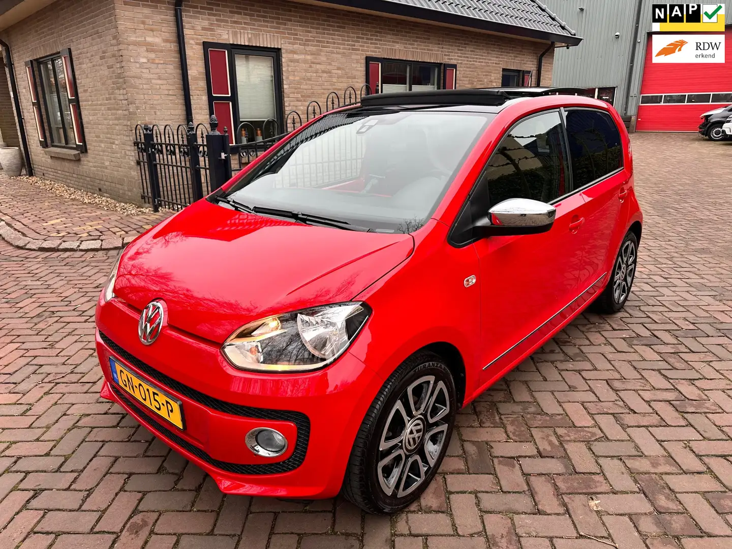 Volkswagen up! 1.0 high up! BlueMotion Rouge - 1