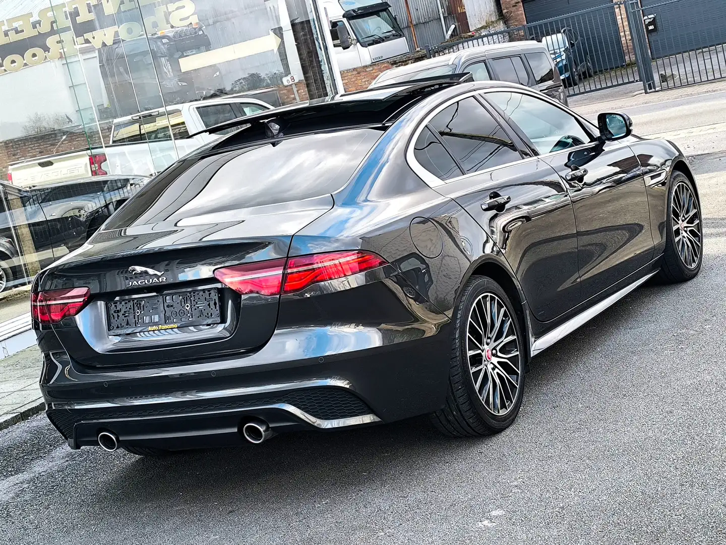 Jaguar XE 2.0 T P250 R-DYNAMIC TOIT PANO CUIR GPS VIRTUAL Grijs - 2