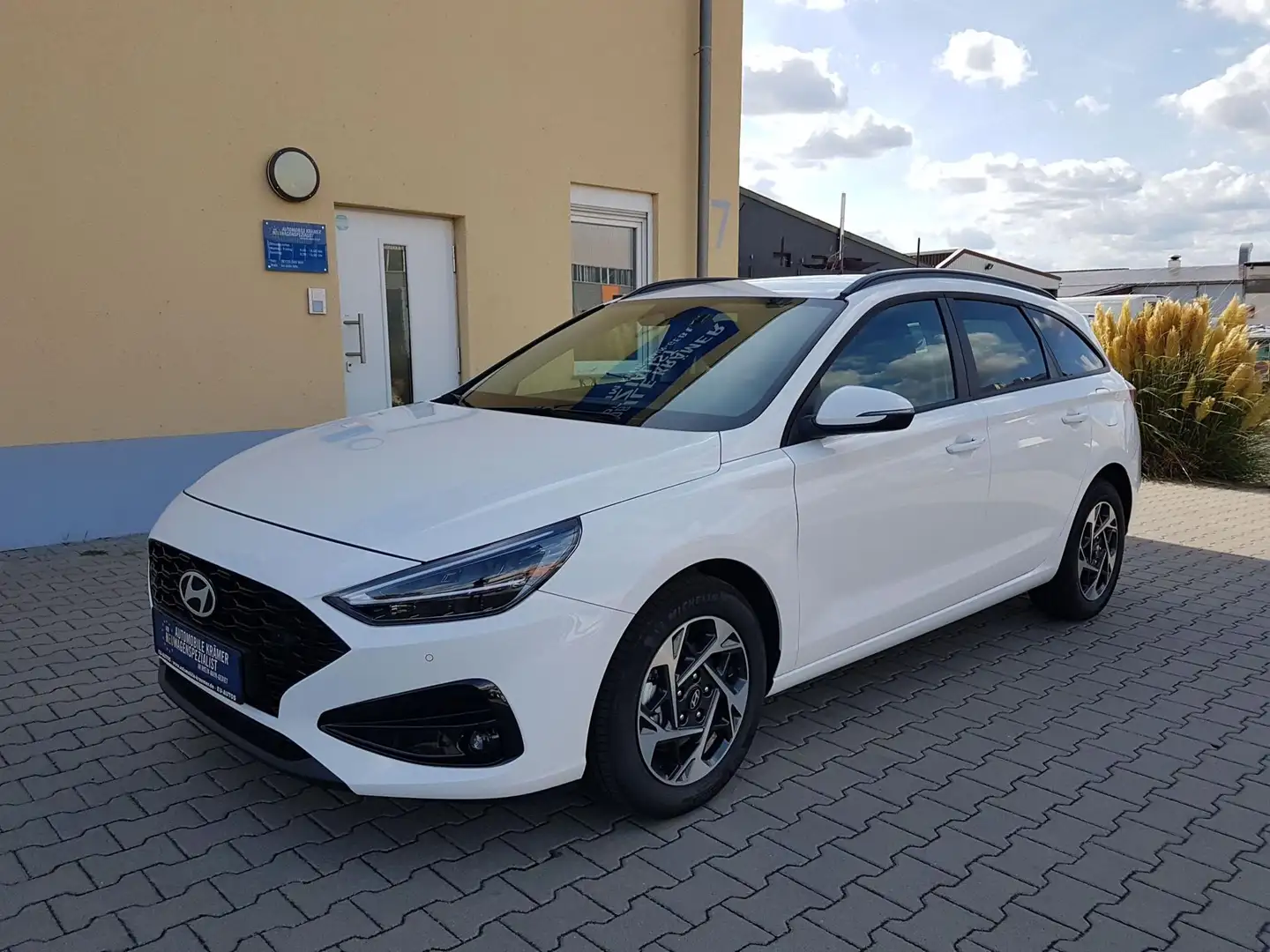 Hyundai i30 Family Facelift Navi Kamera SHZ Tempomat PDC v+... Naranja - 1