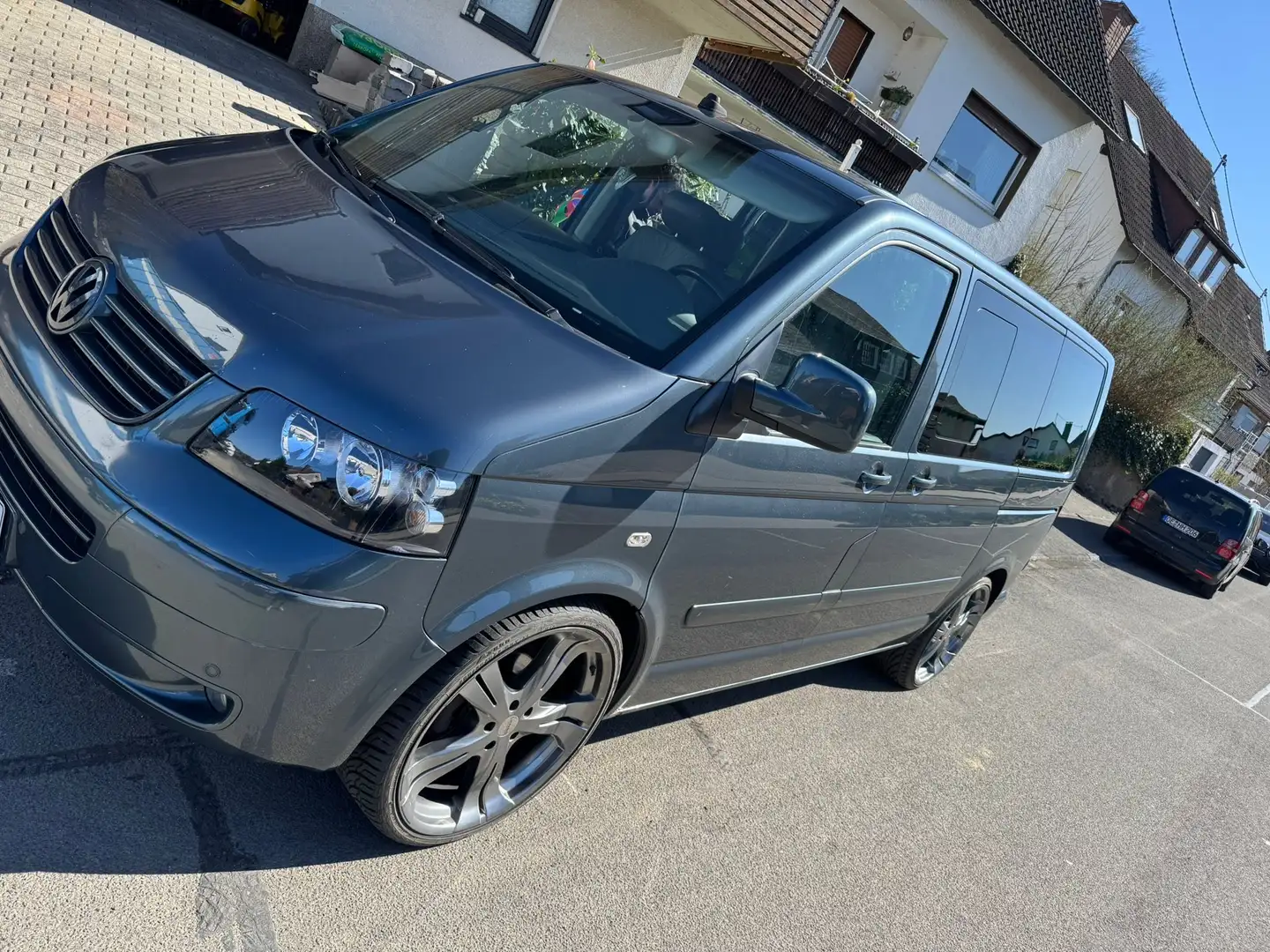 Volkswagen T5 Multivan 4MOTION Highline Grau - 2