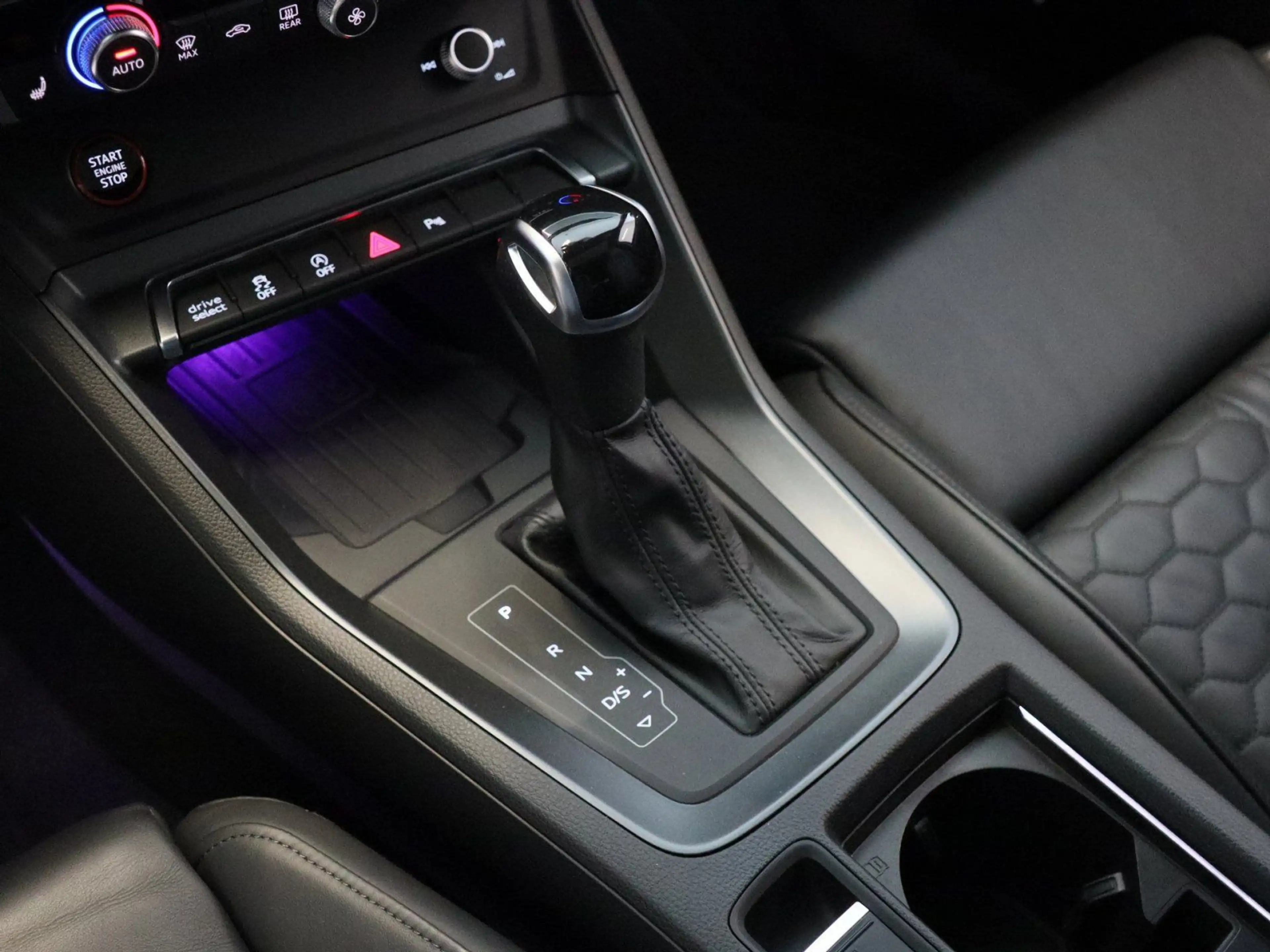 Audi RS Q3 2.5 TFSI quattro AHK PANO MATRIX — photo 11