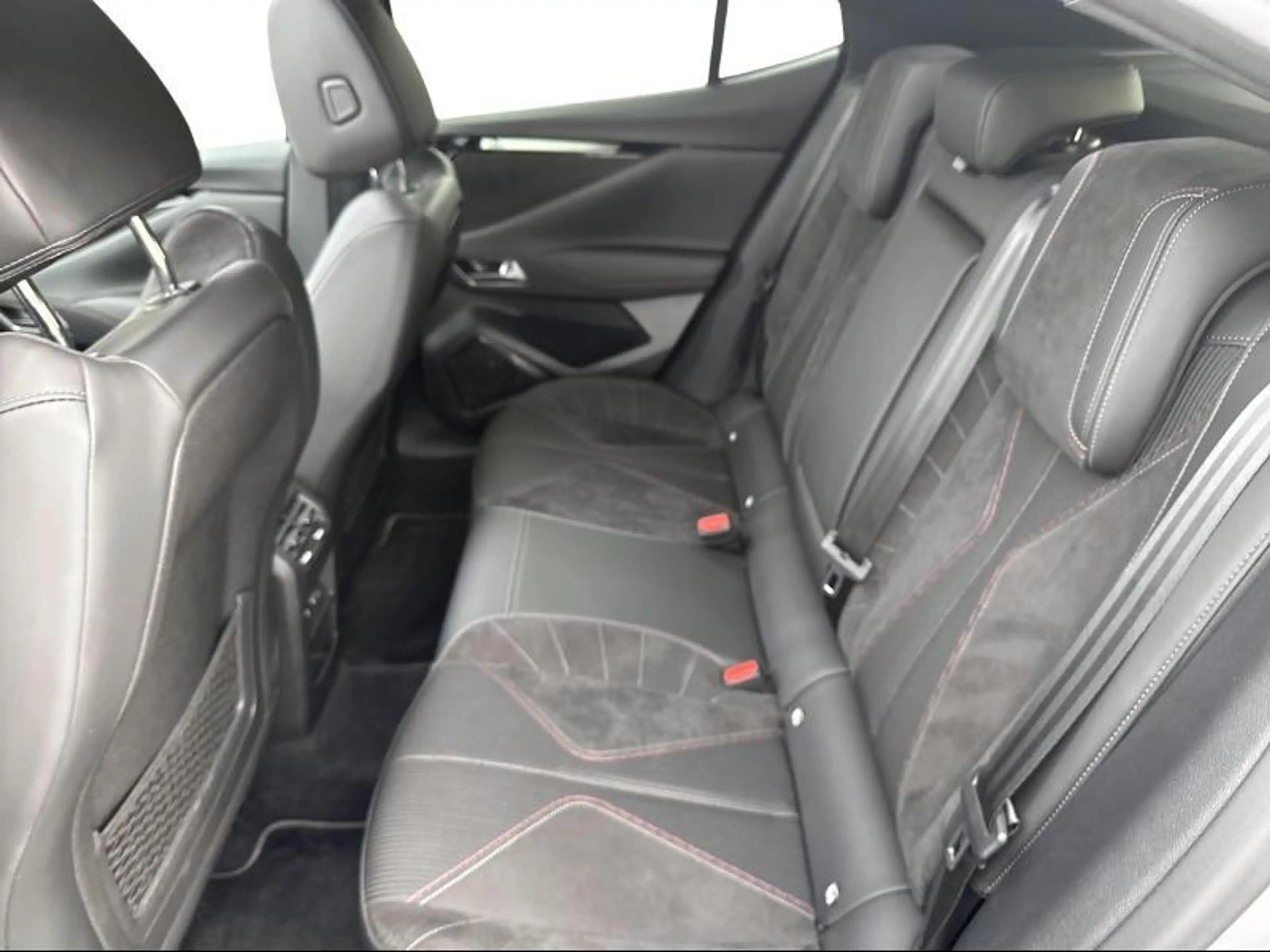 DS Automobiles DS 4 PERFORMANCE Line + E-TENSE 225 — photo 8