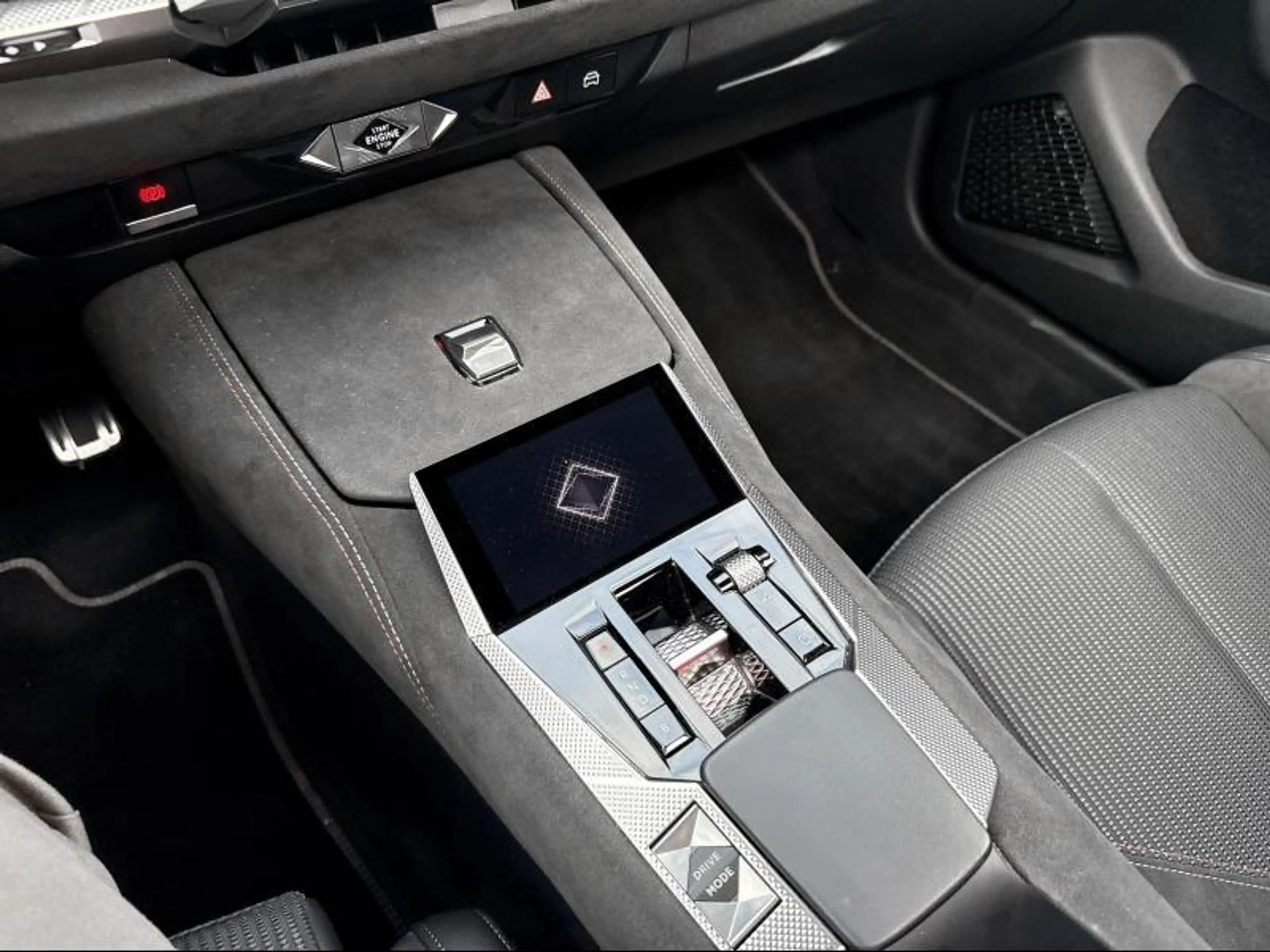 DS Automobiles DS 4 PERFORMANCE Line + E-TENSE 225 — photo 15