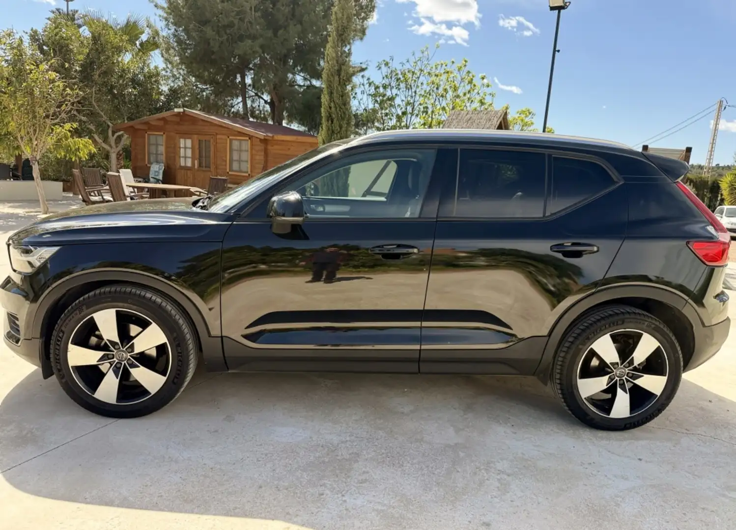 Volvo XC40 D4 Momentum AWD Aut. Negro - 2