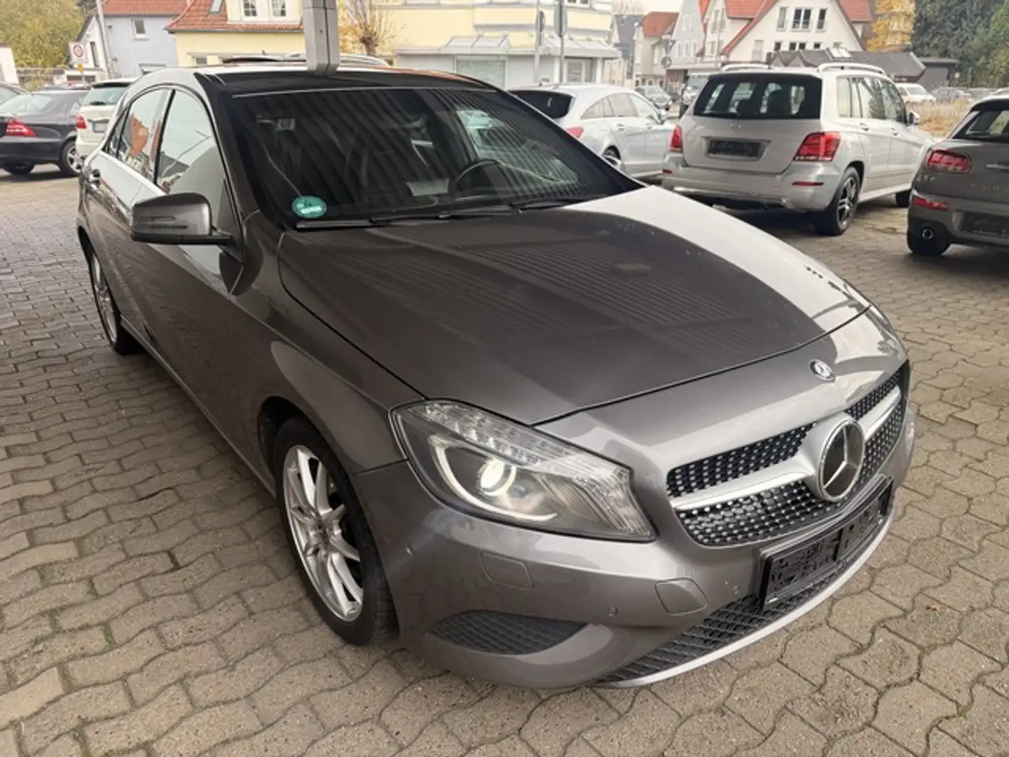 Mercedes-Benz A 180 7G  Urban Sport Navi Leder Xenon PDC Gris - 1