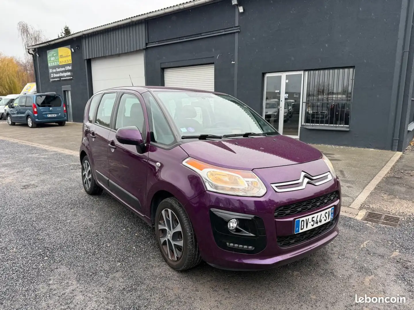 Citroen C3 Picasso Citroën 1l2 essence VTI 110 chx Rouge - 1
