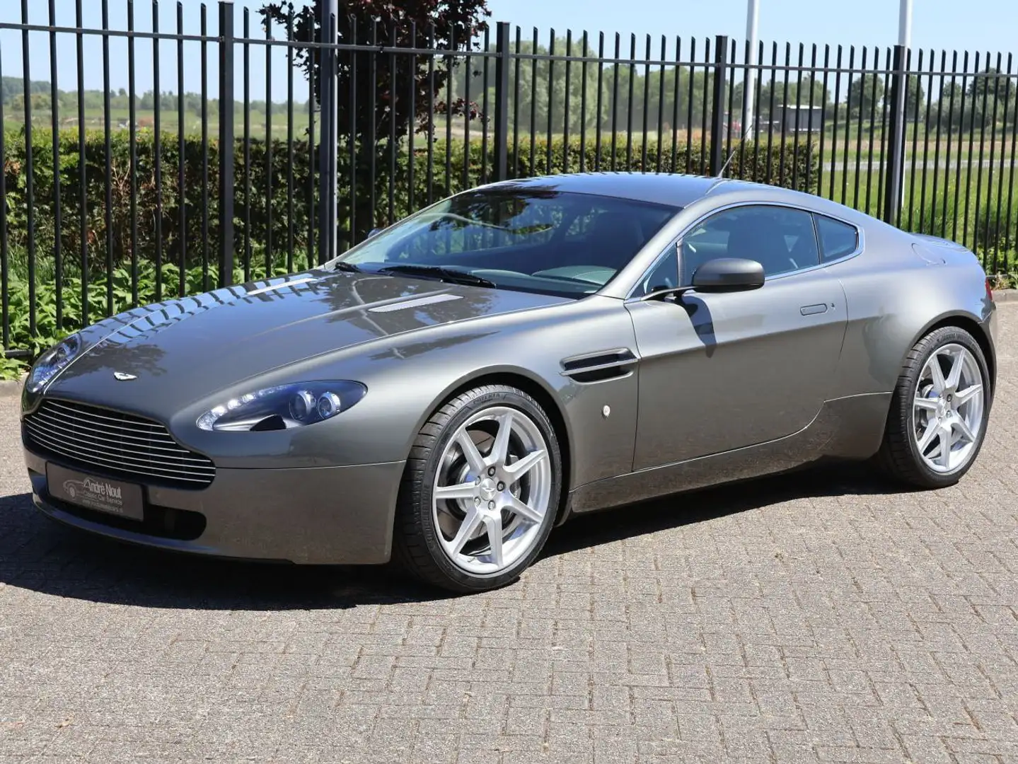 Aston Martin Vantage V8 Vantage siva - 2