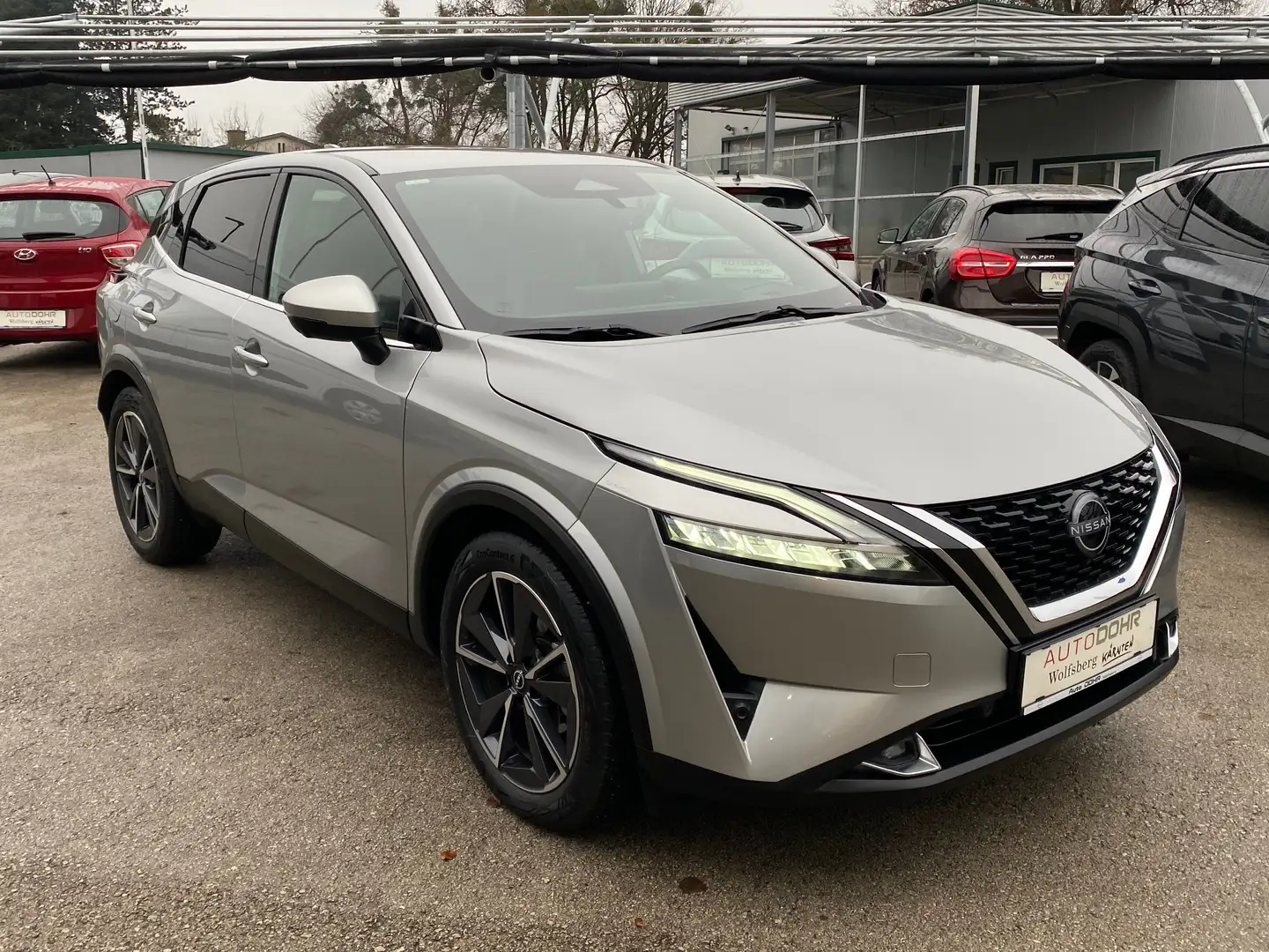 Nissan Qashqai 1,3 DIG-T MHEV 4x4 Tekna Aut. / € 28 660,-- / Silber - 1