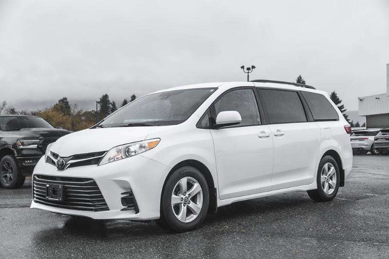 2020 Toyota Sienna LE — снимка 1