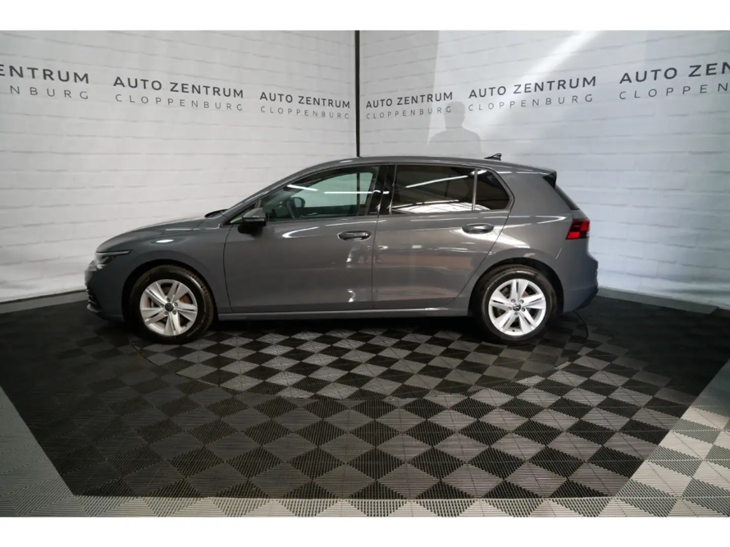 Volkswagen Golf VIII Life 2.0 TDI LED+Navi-Discover+ACC+PDC Grijs - 2