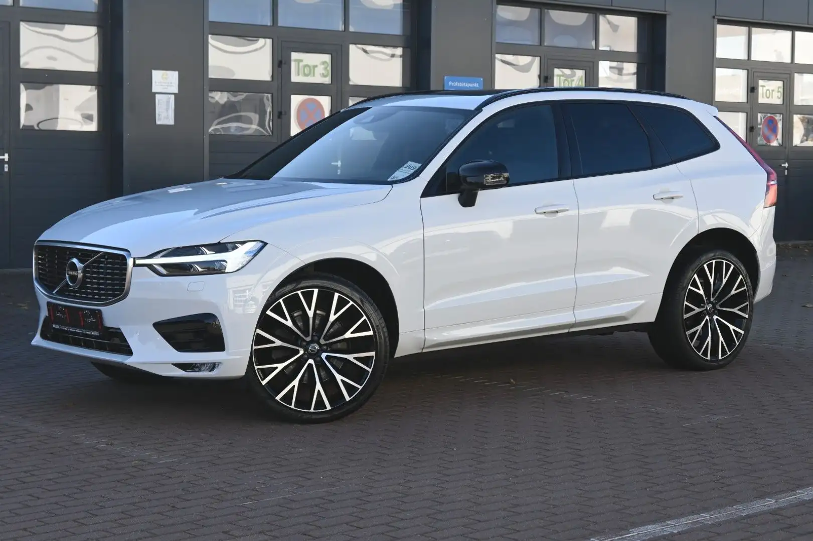 Volvo XC60 B5 D AWD R-Design*LED*STHZ*PANO*H&K*22"*AHK Weiß - 1