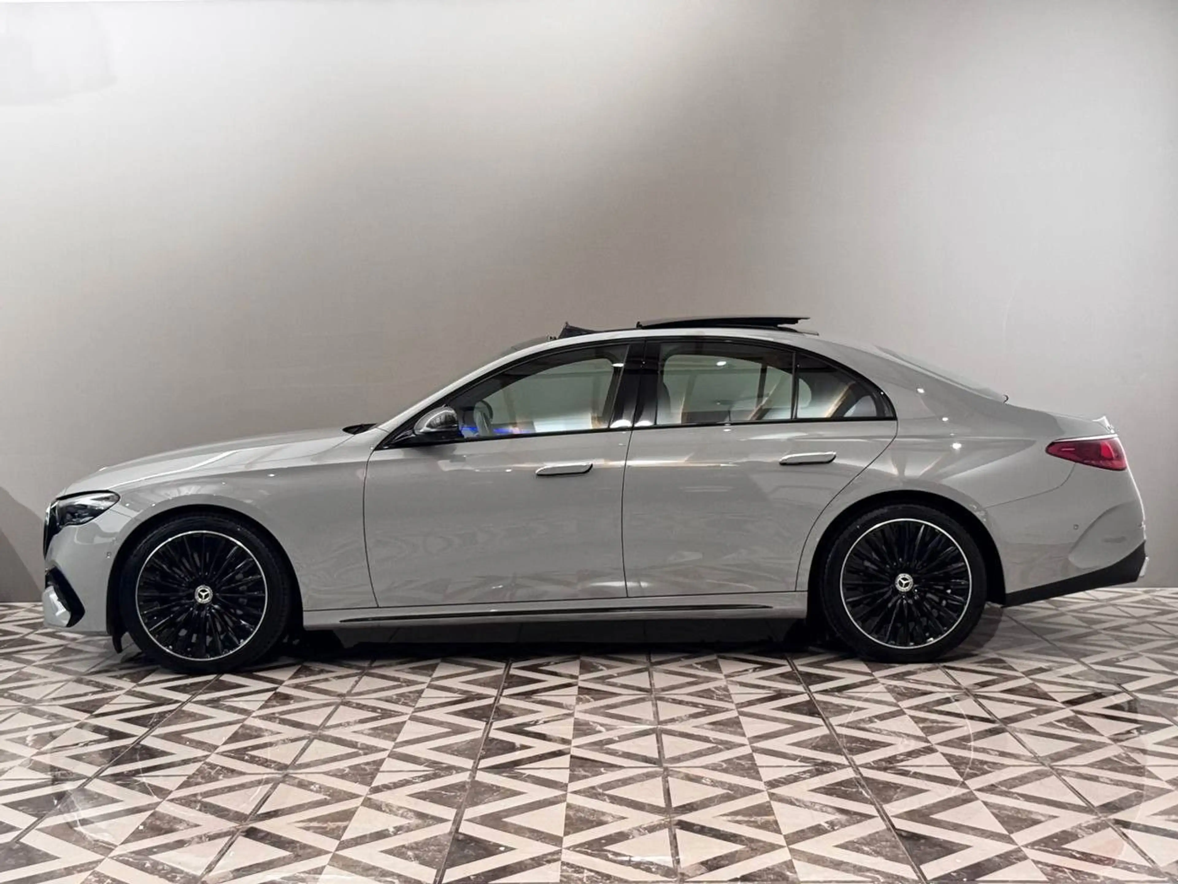 Mercedes-Benz E 450 450d Limo. 4Matic AMG Sonderausstattung Night-P. — photo 4