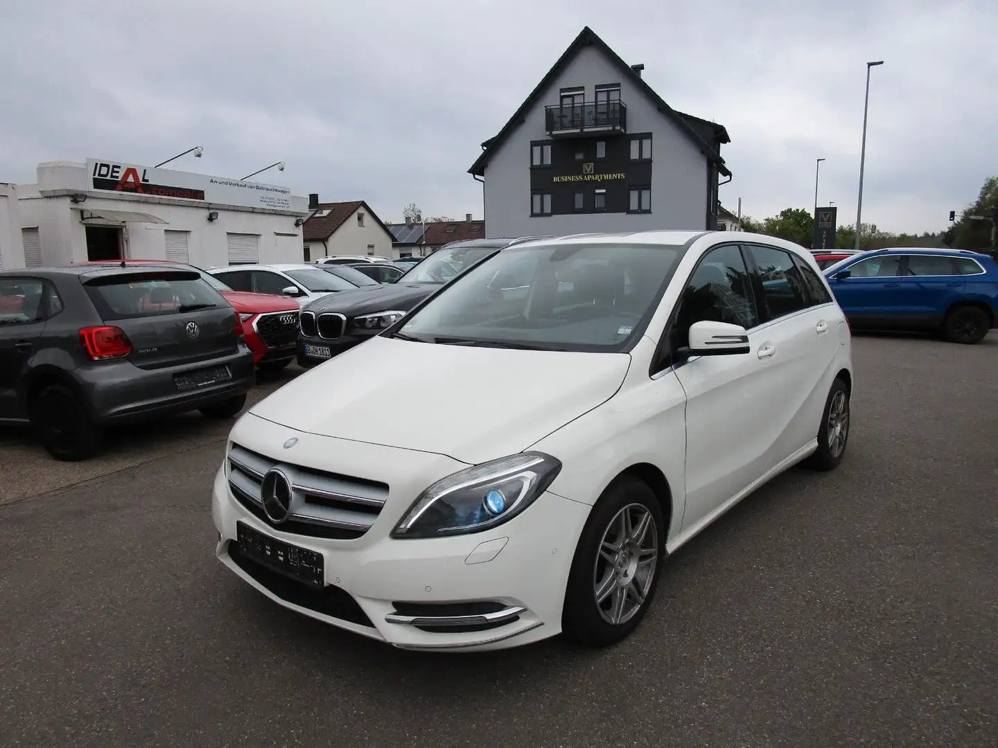 Mercedes-Benz B 180 CDI Aut.*SPORTPAKET*XENON*NAVI*LEDER*AHK* Bílá - 1