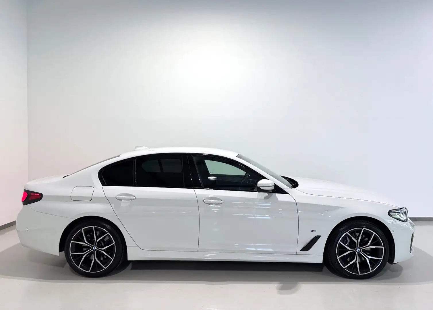 BMW 530 e G30 LCI Aut/M-Sport/CockpitPRO/HEAD-UP/H&K/Laser Weiß - 2