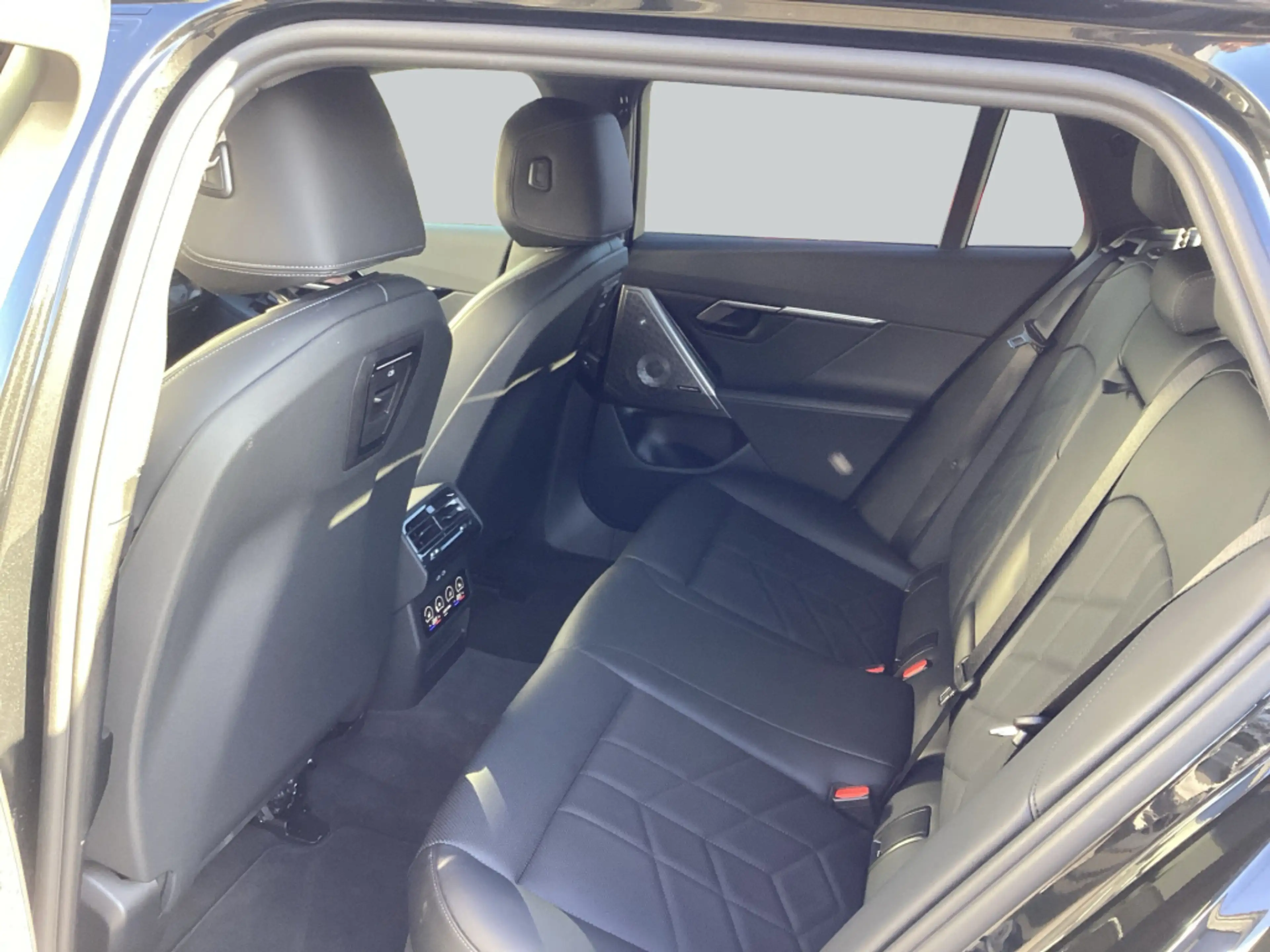 BMW i5 xDrive40 Touring Pano* LED* SHZ* AHK* — photo 13