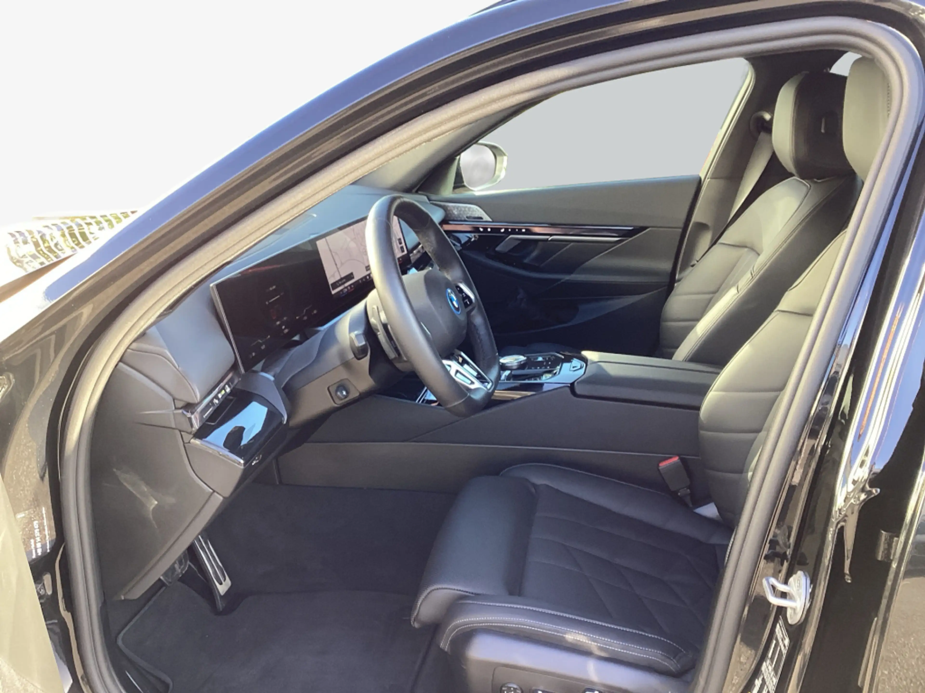 BMW i5 xDrive40 Touring Pano* LED* SHZ* AHK* — photo 11