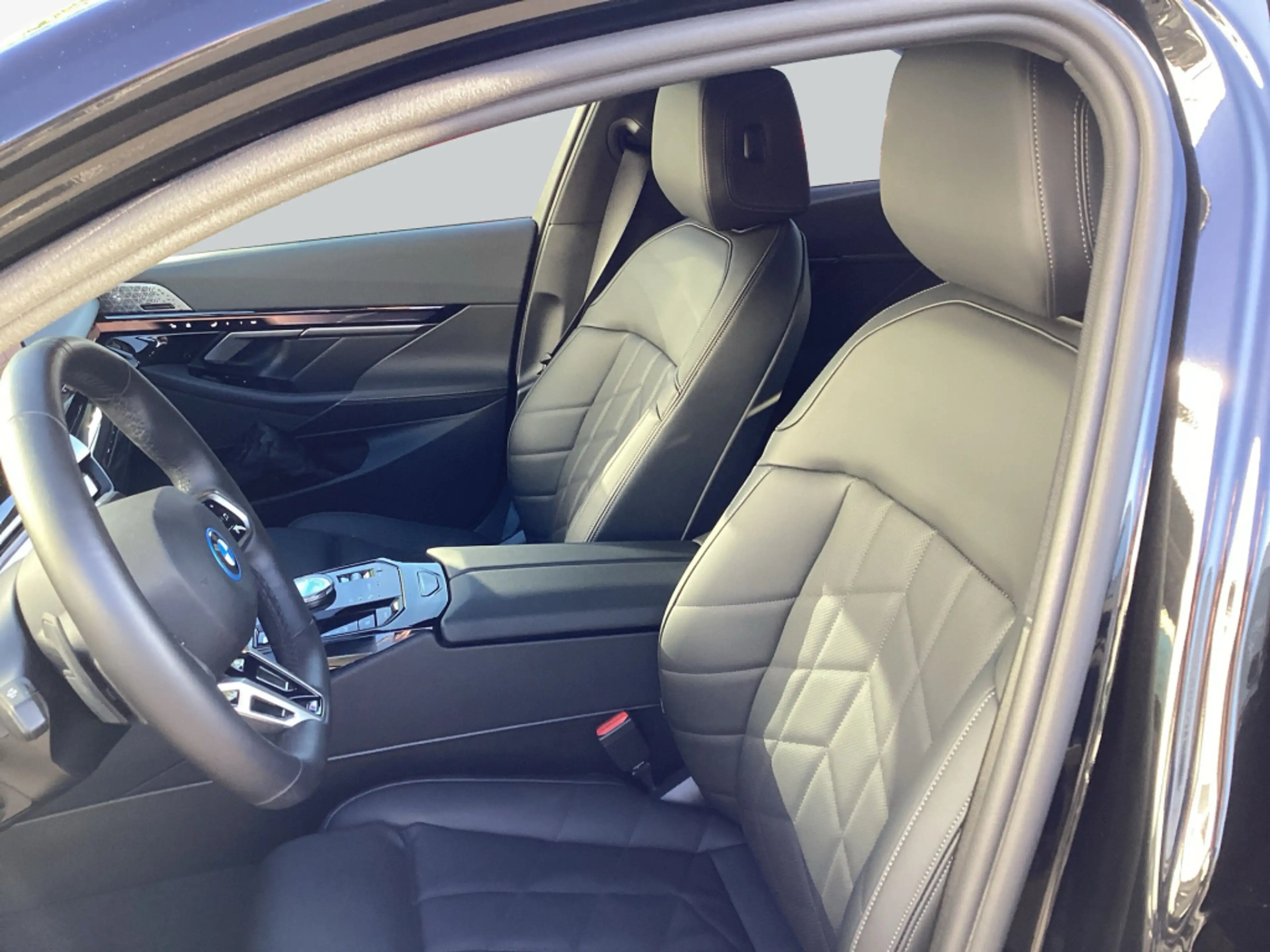 BMW i5 xDrive40 Touring Pano* LED* SHZ* AHK* — photo 12