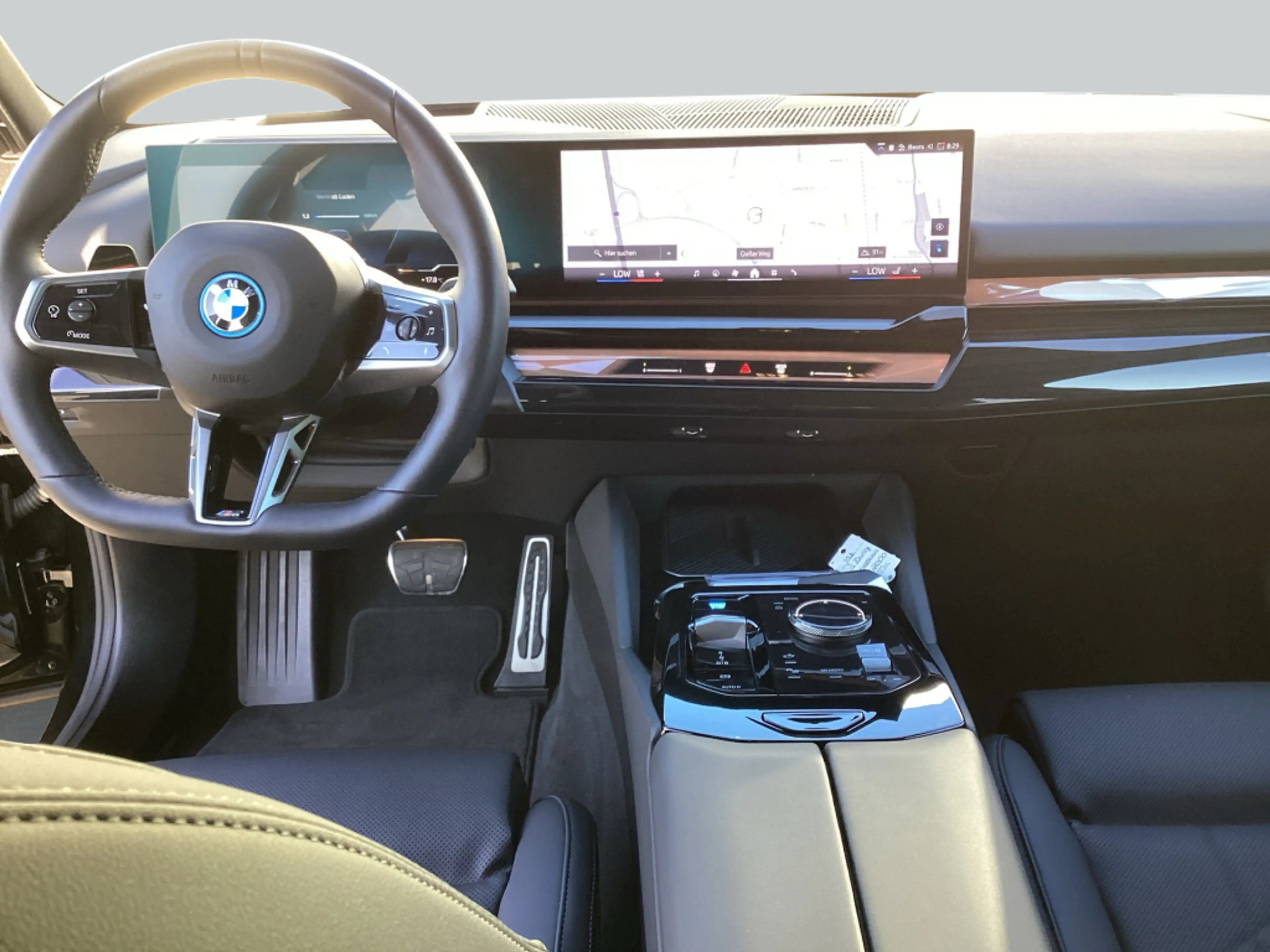 BMW i5 xDrive40 Touring Pano* LED* SHZ* AHK* — photo 15