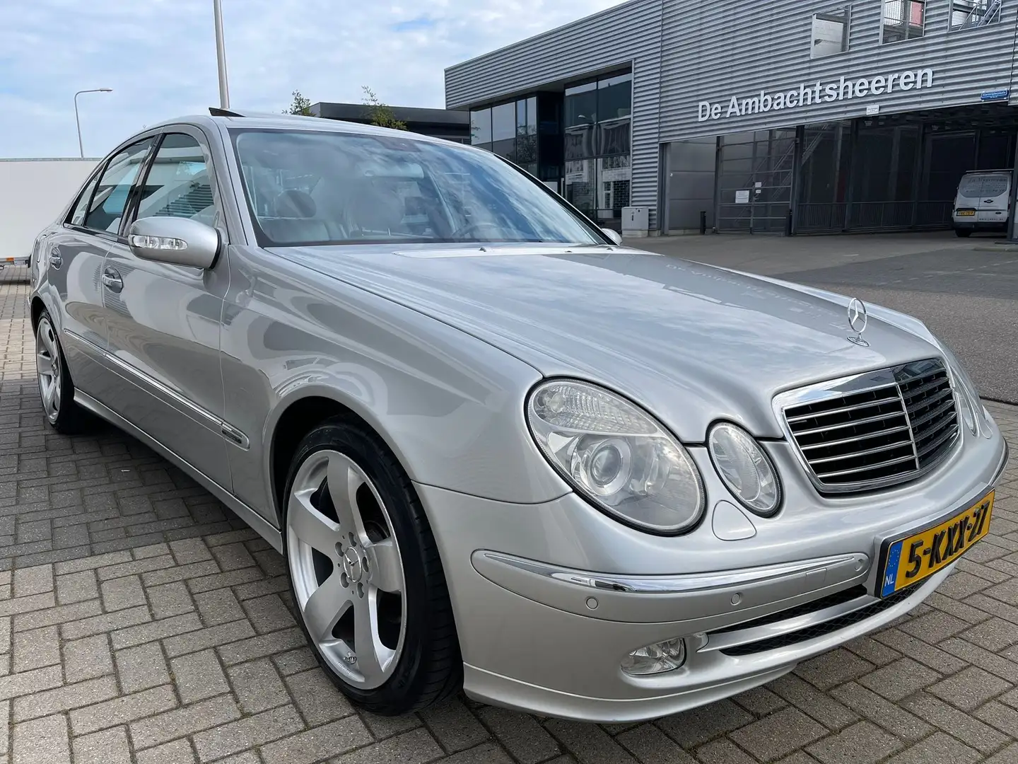 Mercedes-Benz E 200 Classic Grijs - 1
